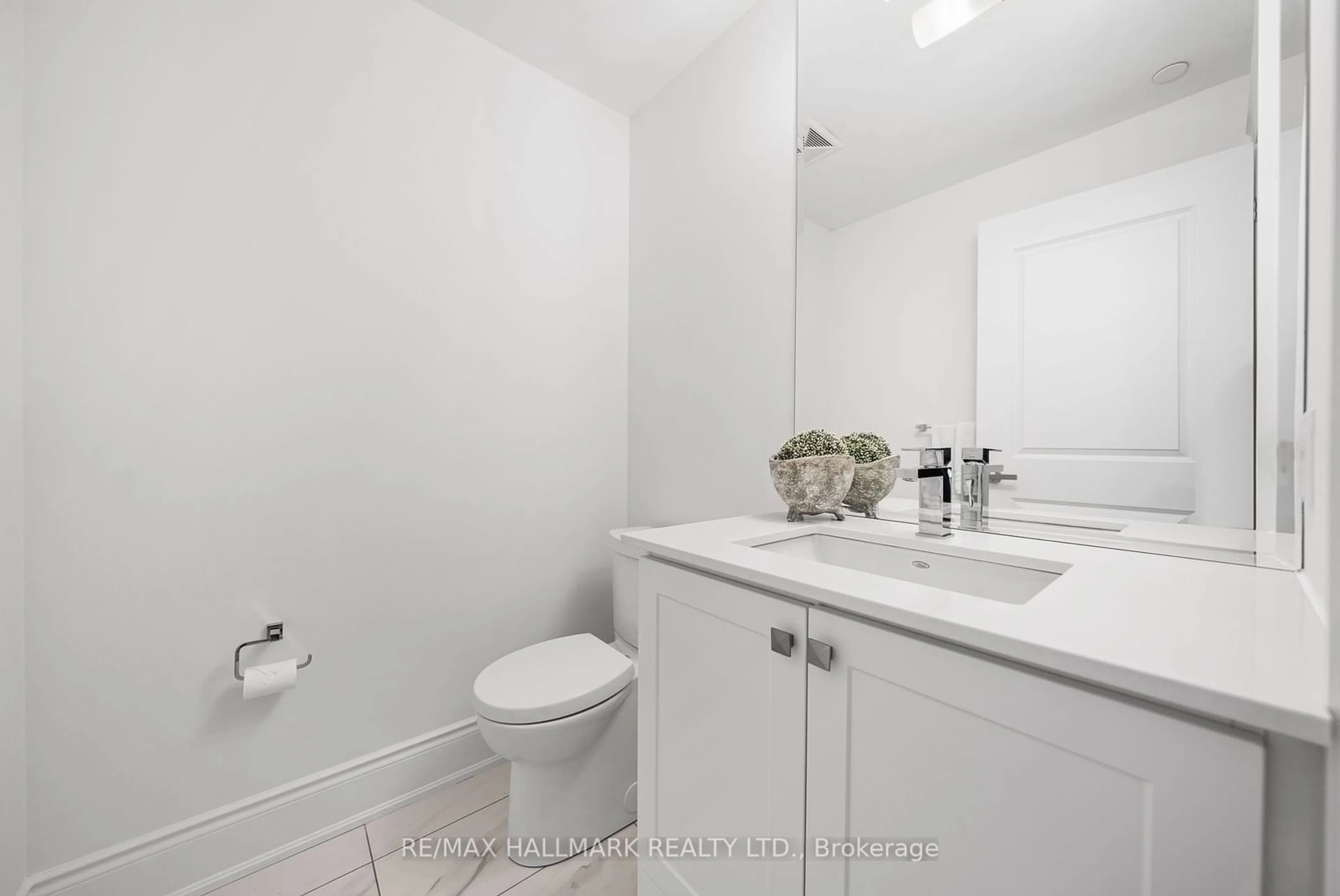 Standard bathroom, unknown for 9075 Jane St #902, Vaughan Ontario L4K 0L7