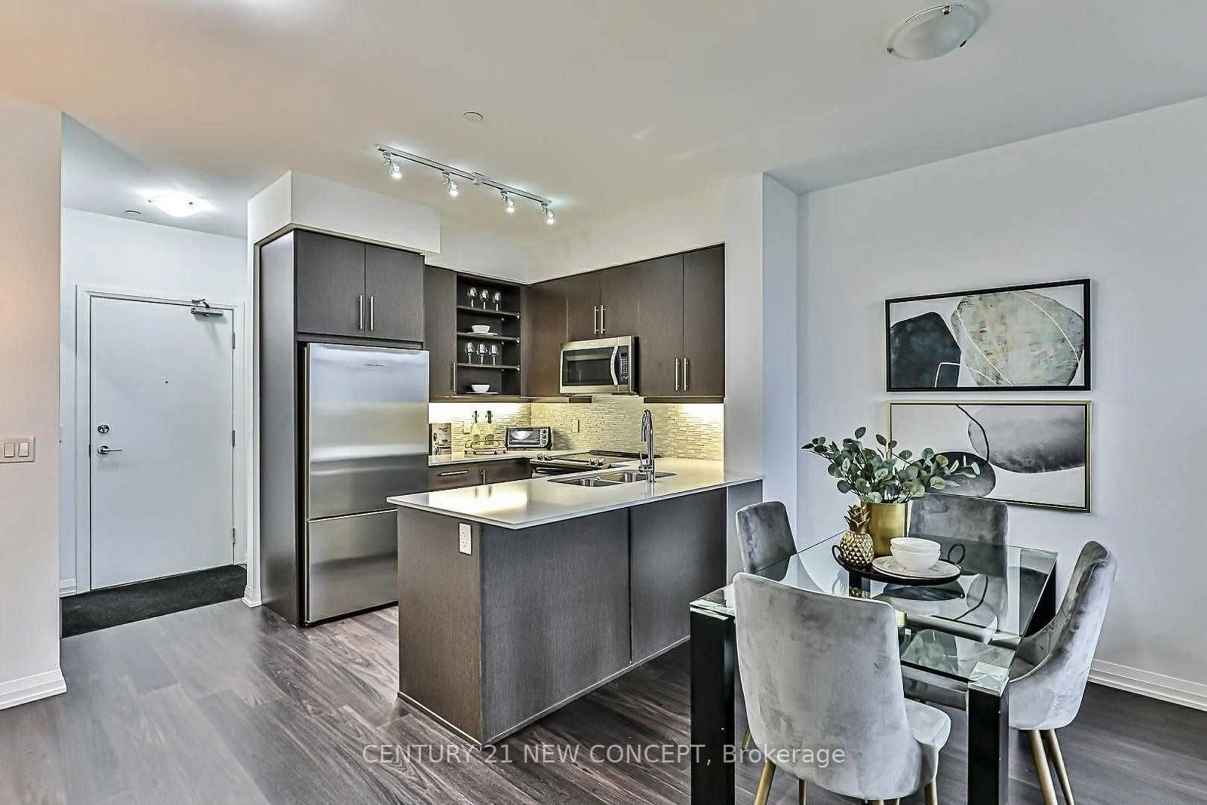 Open concept kitchen, unknown for 65 Oneida Cres #Ph10, Richmond Hill Ontario L4B 4T9