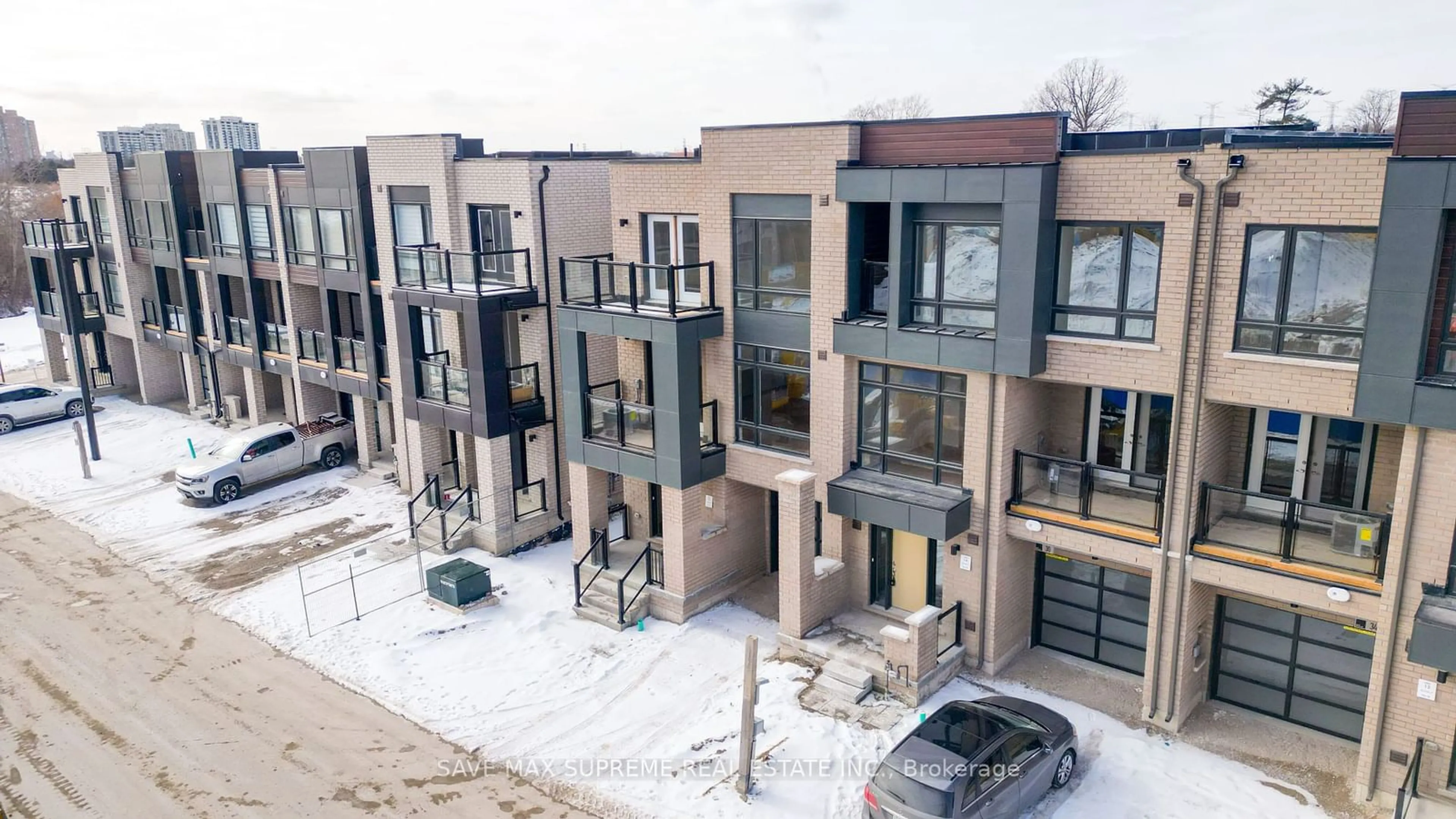 A pic from outside/outdoor area/front of a property/back of a property/a pic from drone, street for 26 Dandara Gate, Vaughan Ontario L4L 1V8