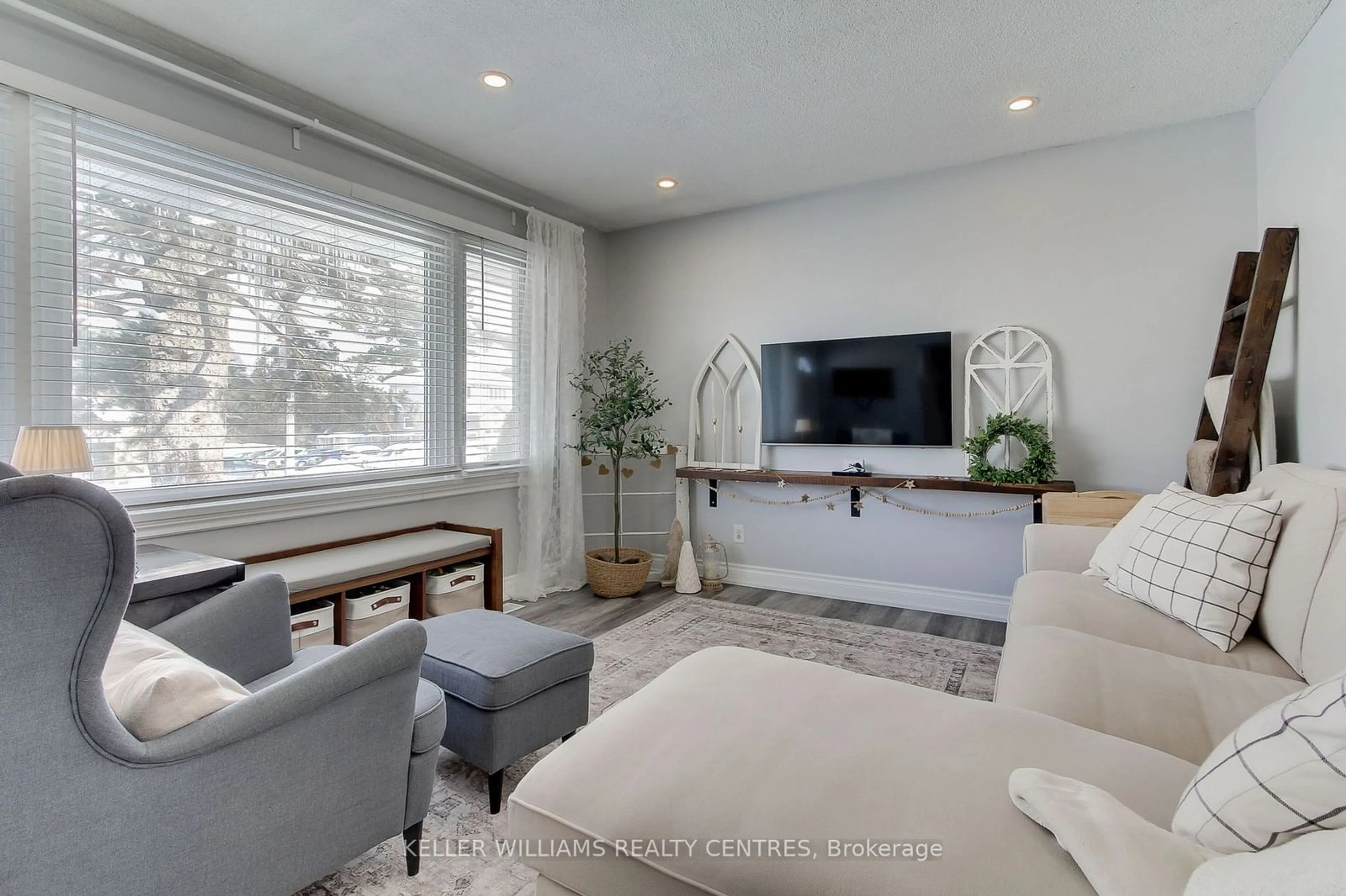 Living room with furniture, unknown for 15 Thompson Dr, East Gwillimbury Ontario L9N 1L8