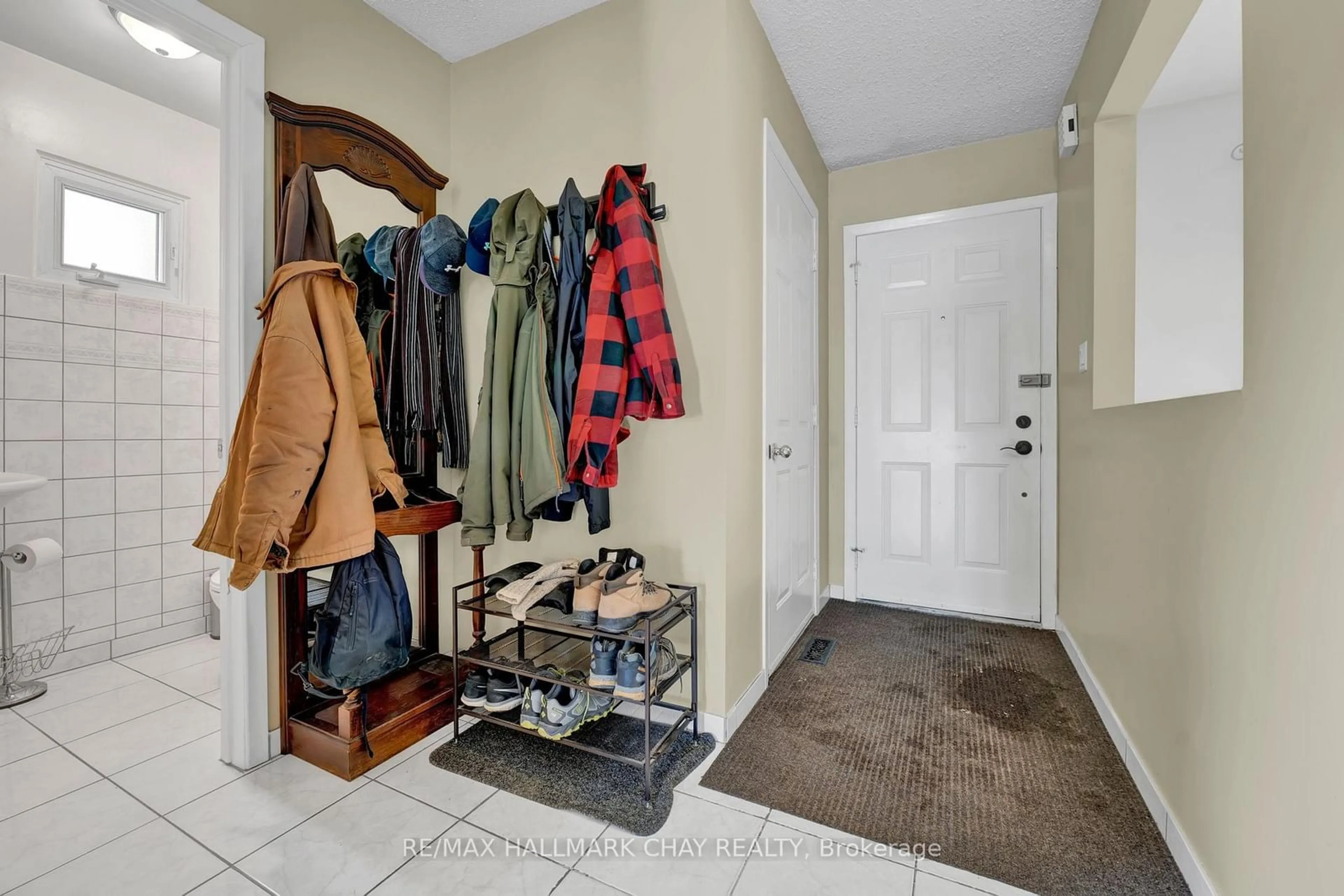 Indoor entryway for 89 Daniele Ave, New Tecumseth Ontario L0G 1A0