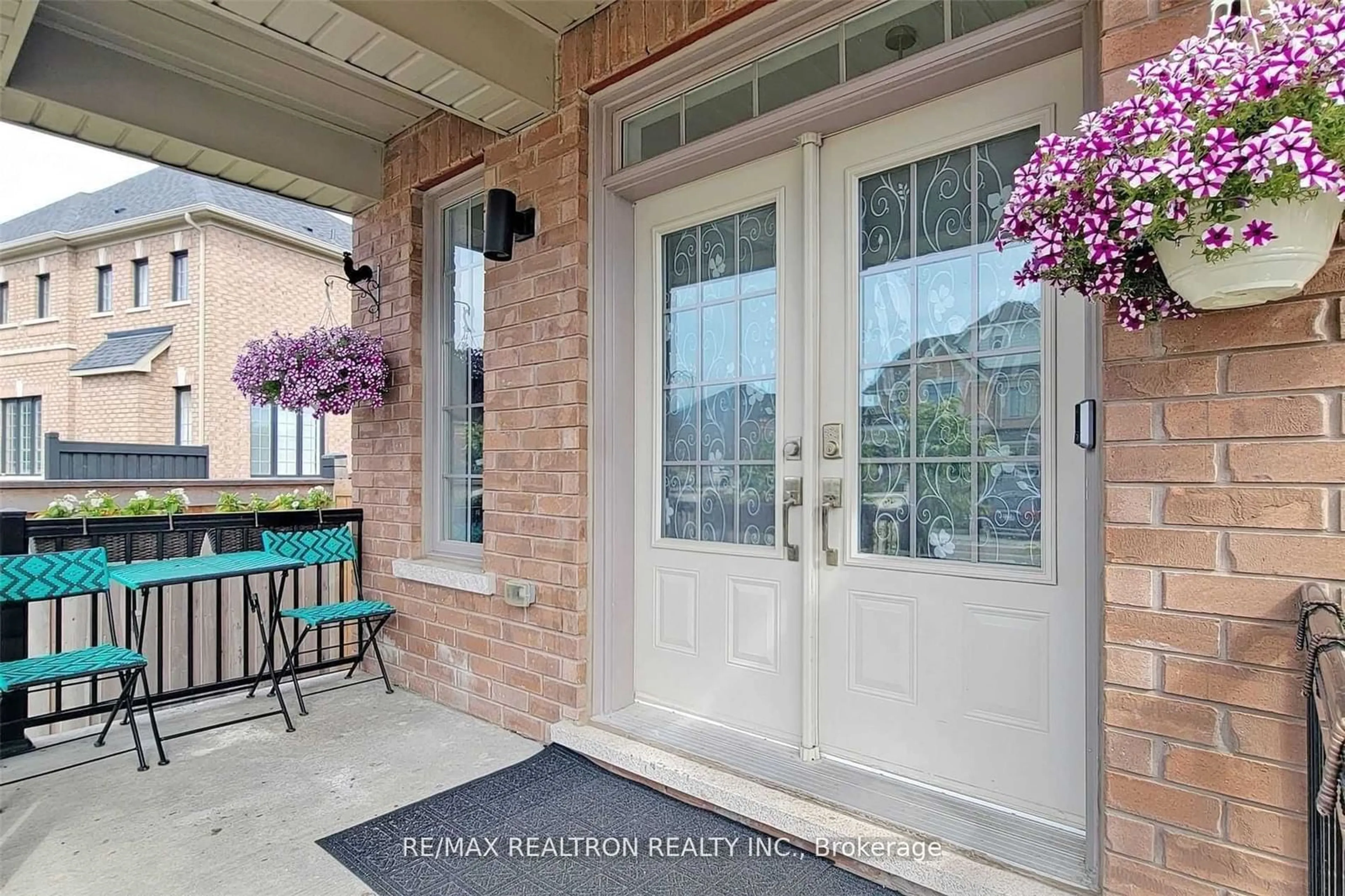 Indoor entryway for 60 Charlotte Abby Dr, East Gwillimbury Ontario L9N 1G5