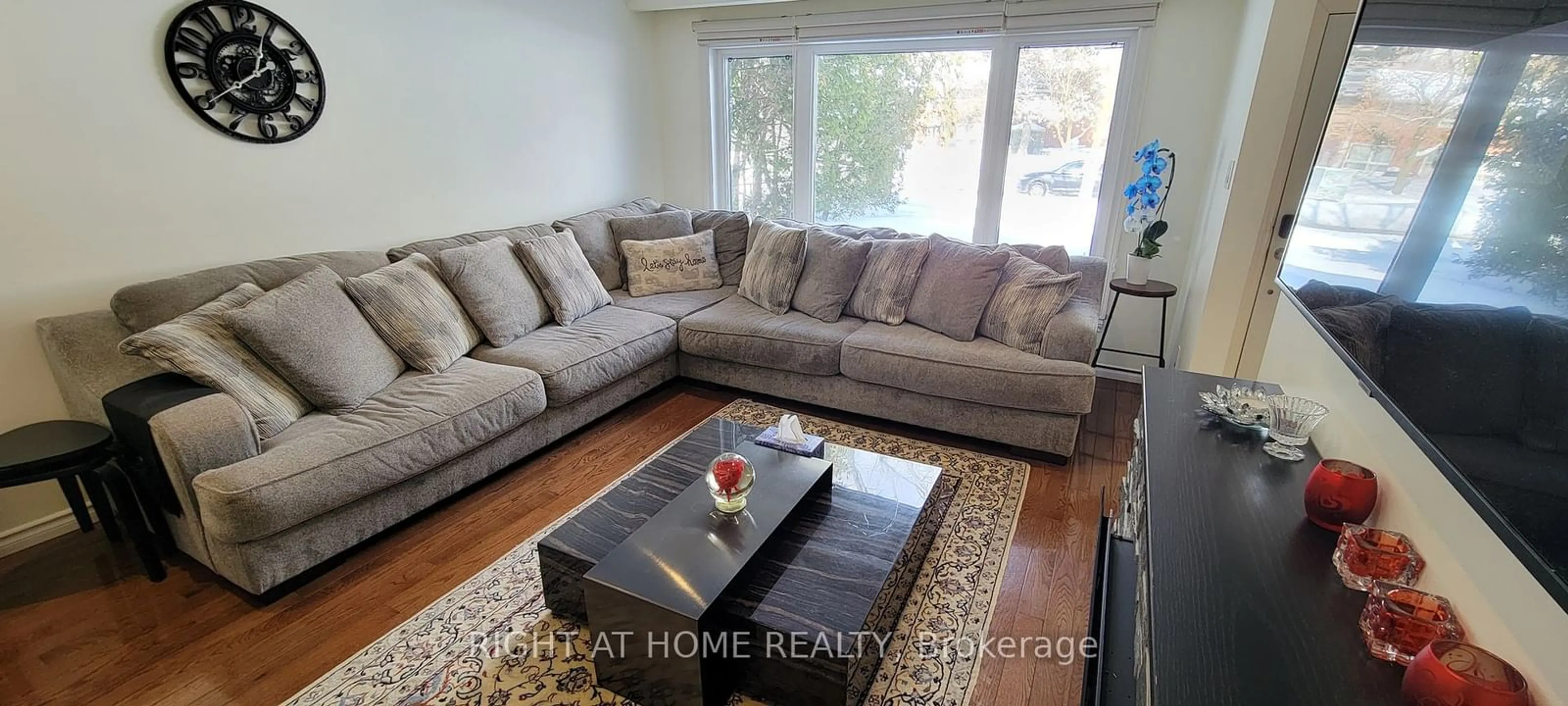 Living room with furniture, wood/laminate floor for 33 Royal Orchard Blvd, Markham Ontario L3T 3C4