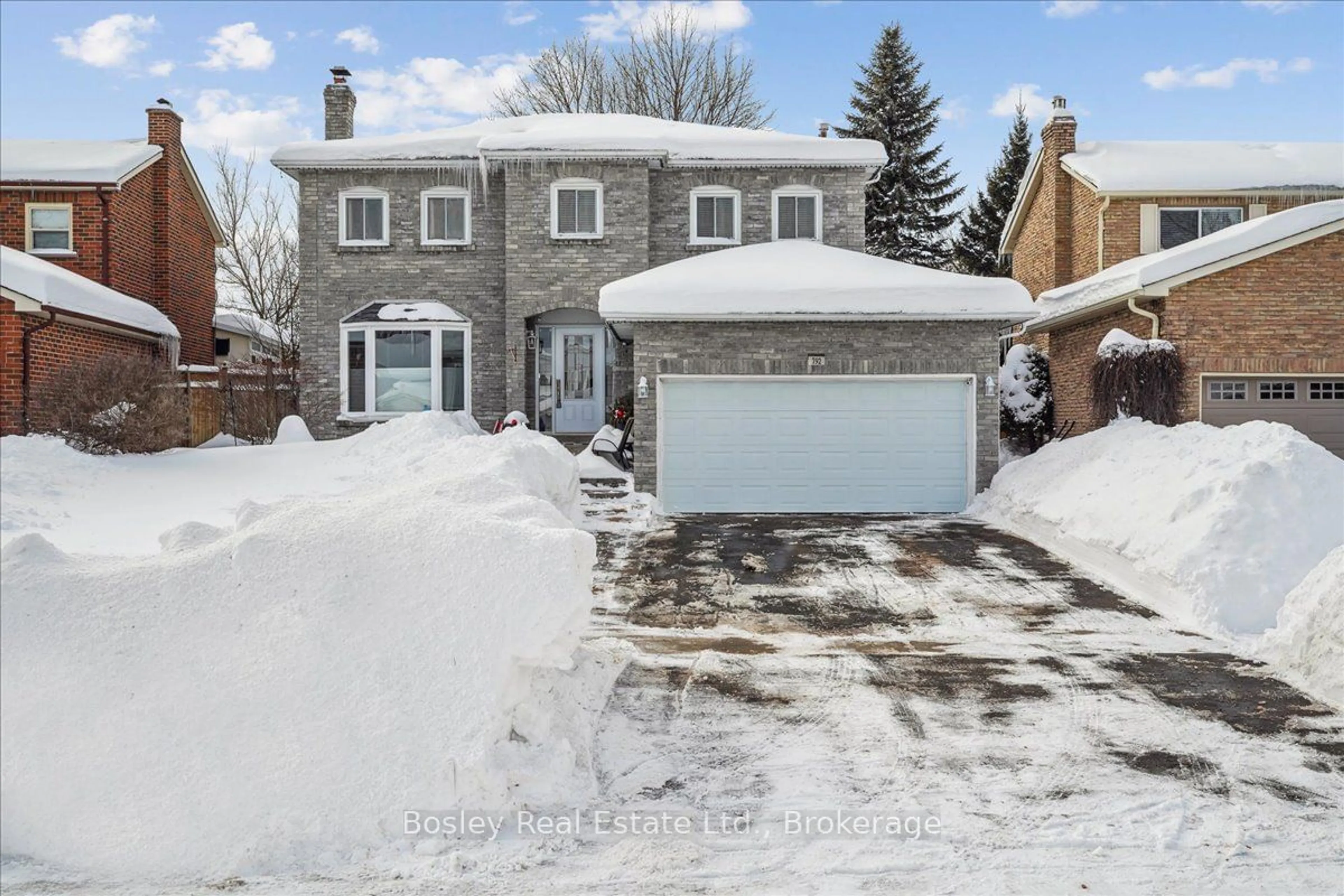 Home with brick exterior material, street for 792 Hill Gate, Newmarket Ontario L3Y 6M2