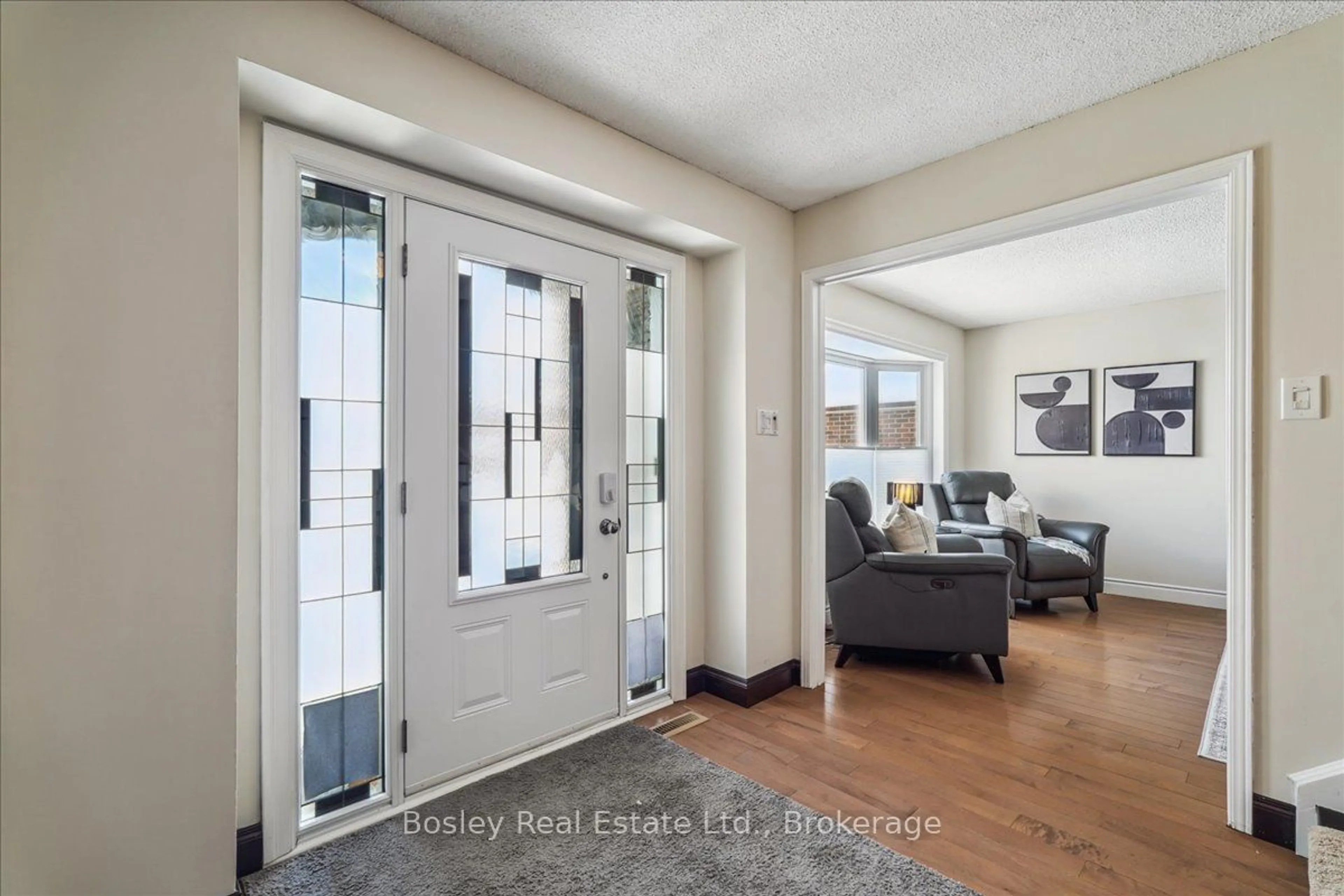 Indoor entryway for 792 Hill Gate, Newmarket Ontario L3Y 6M2