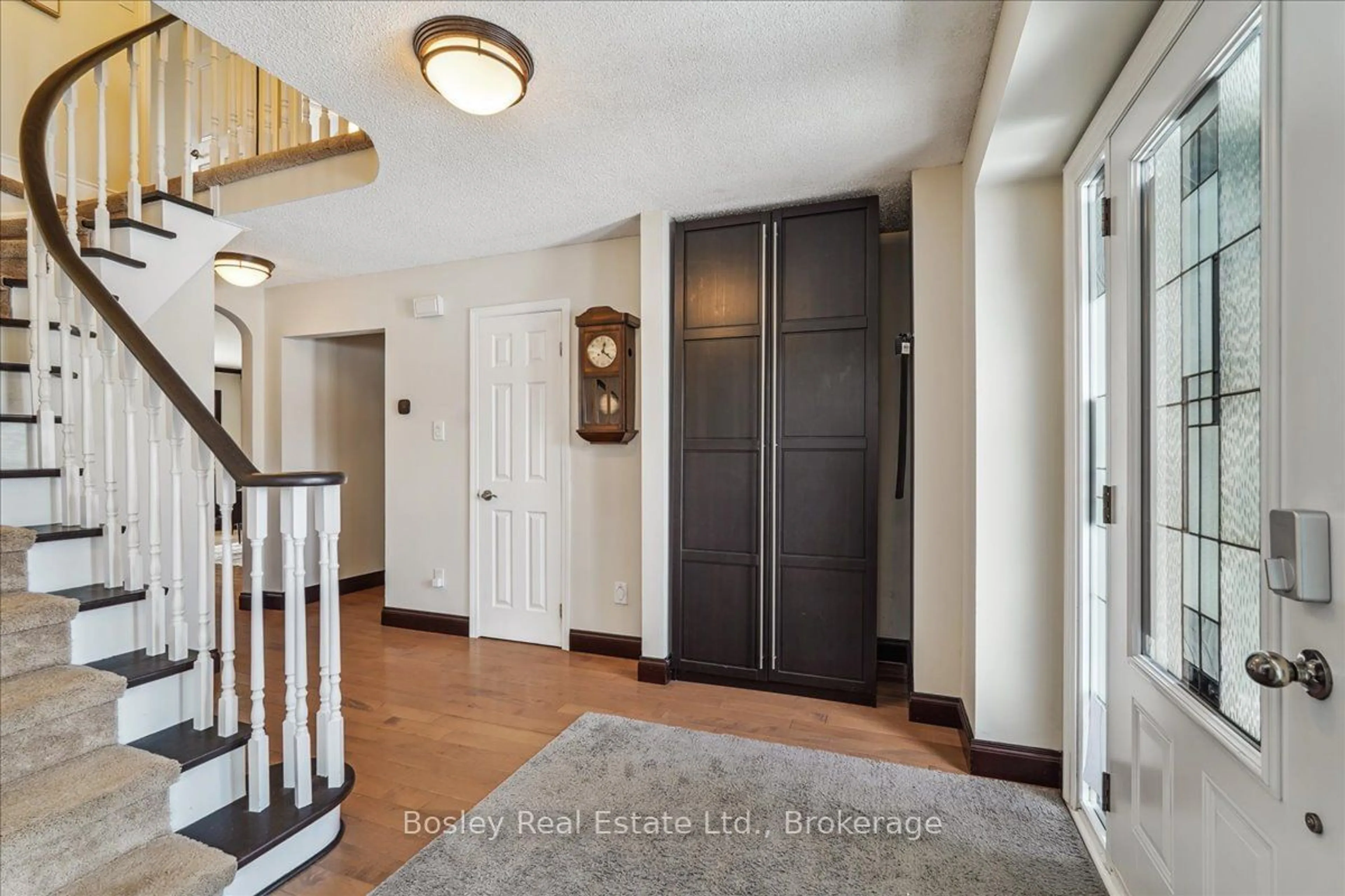 Indoor entryway for 792 Hill Gate, Newmarket Ontario L3Y 6M2