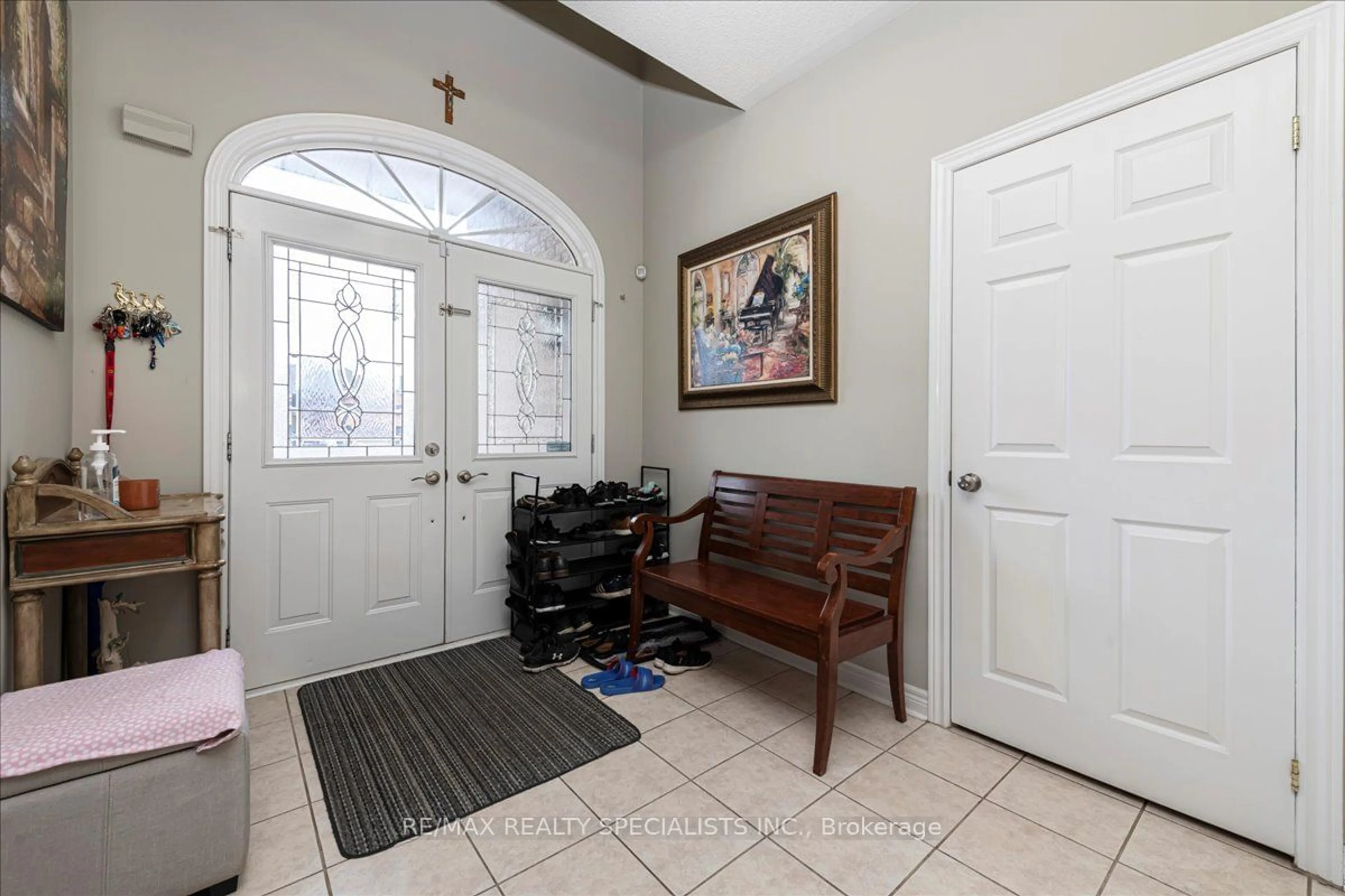 Indoor entryway for 1165 Mitchell Crt, Innisfil Ontario L9S 5A5