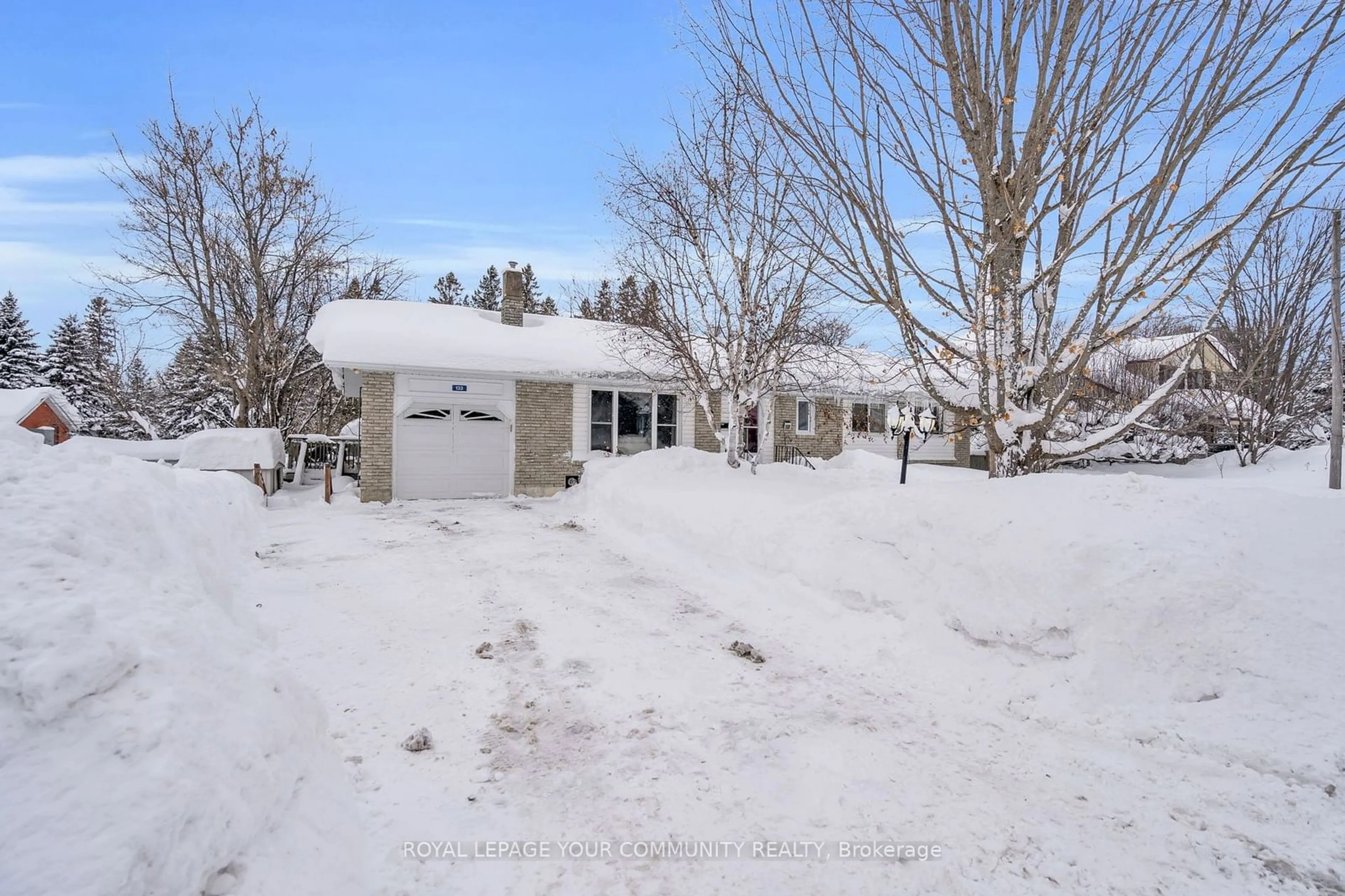 A pic from outside/outdoor area/front of a property/back of a property/a pic from drone, street for 133 Park St, Brock Ontario L0E 1E0