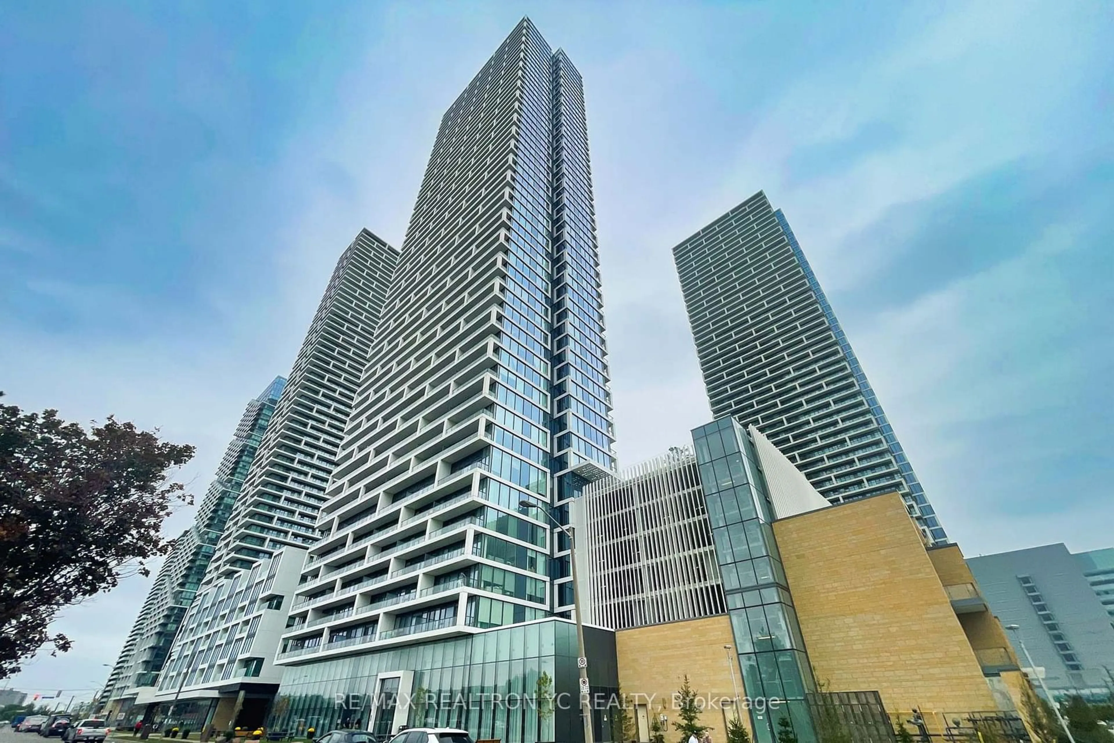 Indoor foyer for 898 Portage Pkwy #5512, Vaughan Ontario L4K 0J6