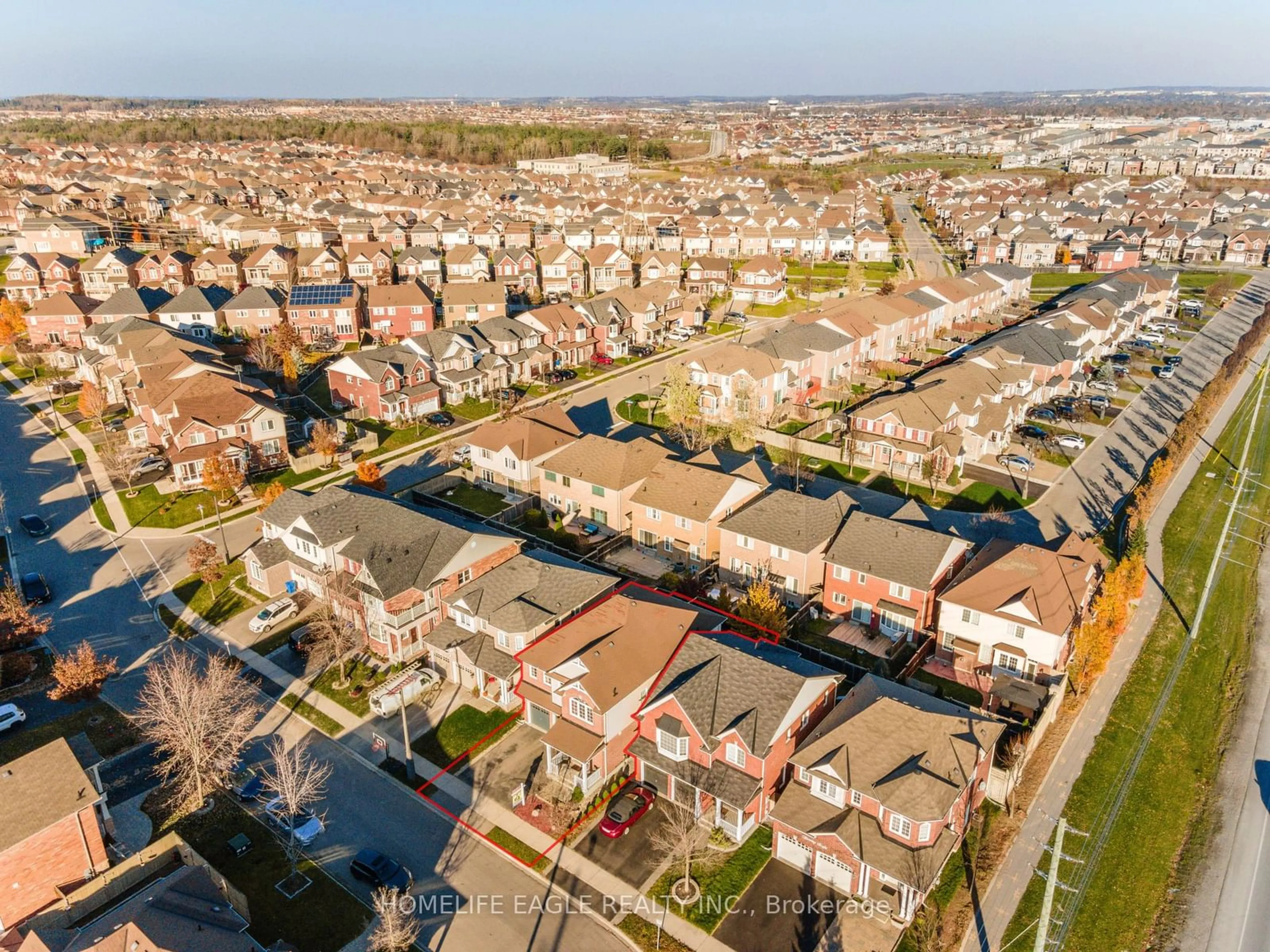 A pic from outside/outdoor area/front of a property/back of a property/a pic from drone, street for 74 Bulmer Cres, Newmarket Ontario L3X 3K1