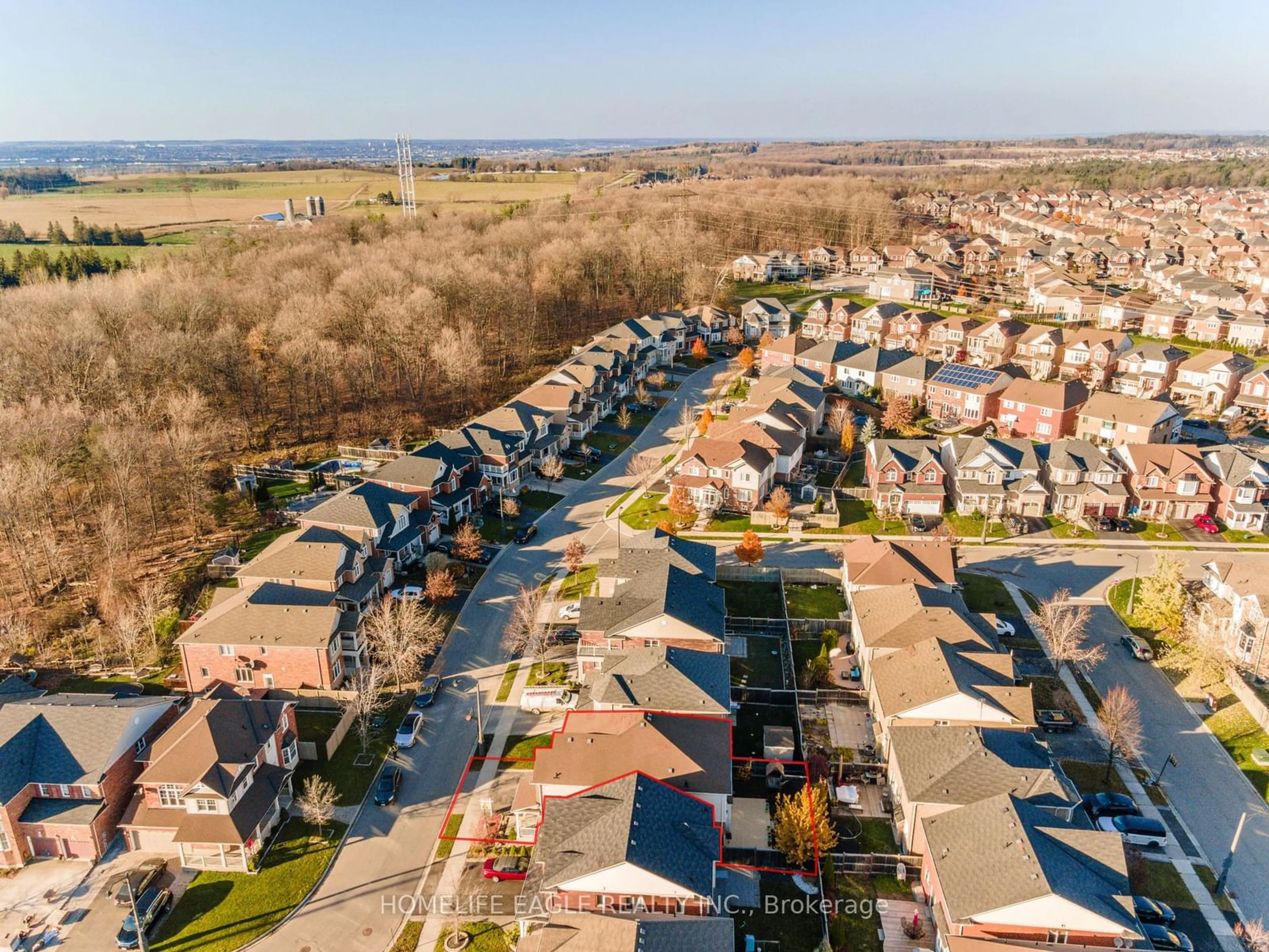 A pic from outside/outdoor area/front of a property/back of a property/a pic from drone, street for 74 Bulmer Cres, Newmarket Ontario L3X 3K1