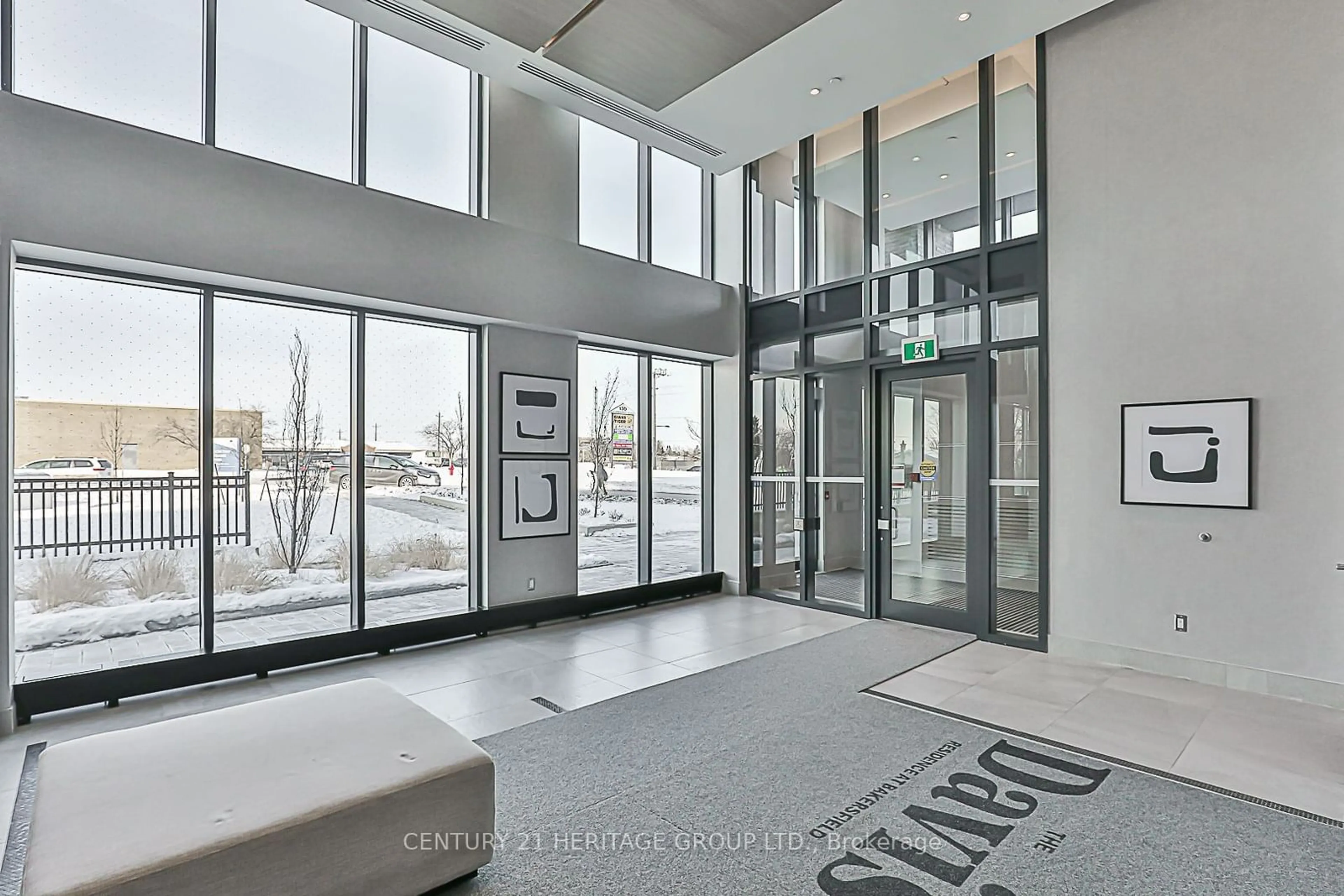 Indoor foyer for 185 Deerfield Rd #306, Newmarket Ontario L3Y 0G7