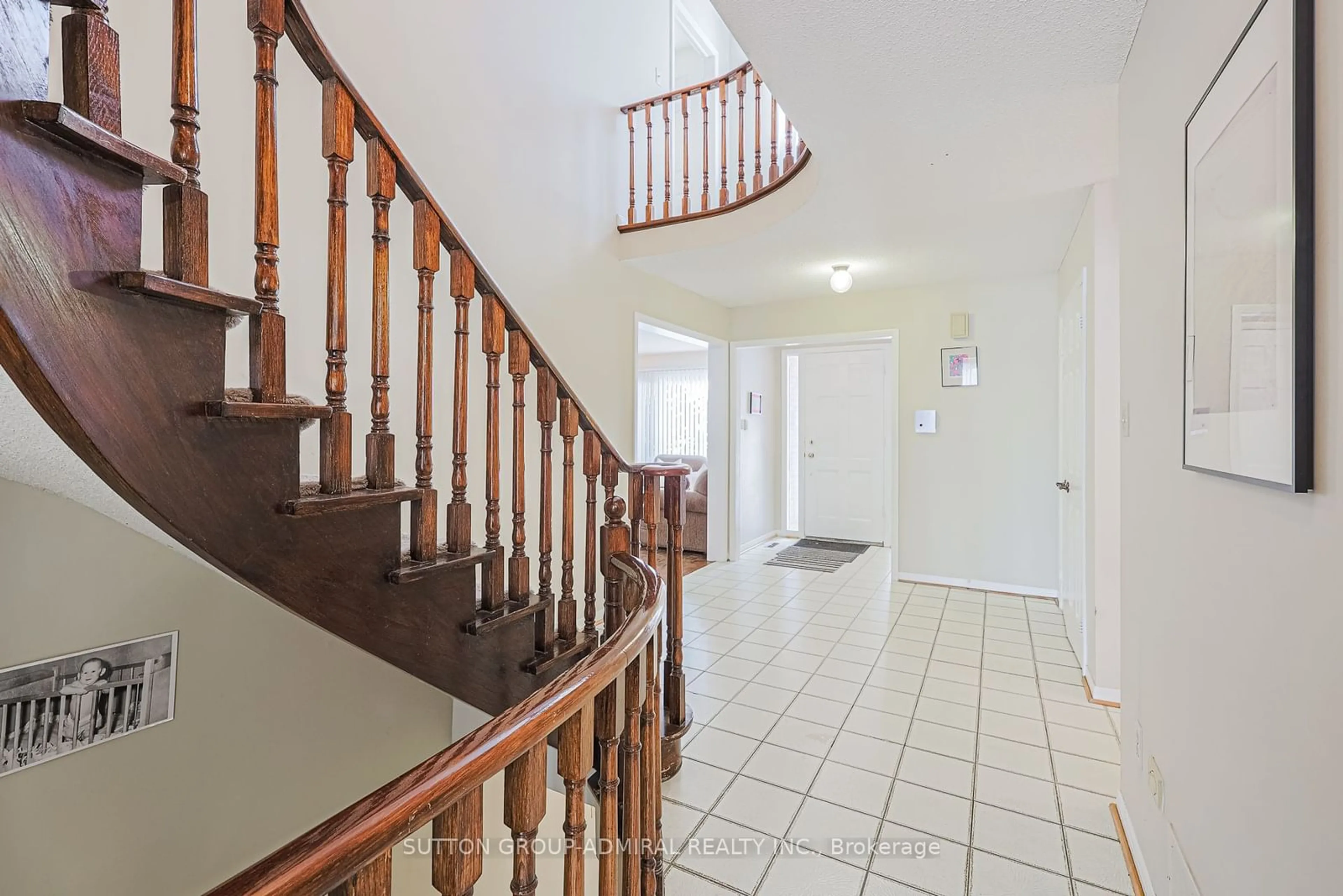 Indoor foyer for 14 Evergreen Cres, Markham Ontario L3T 5V2