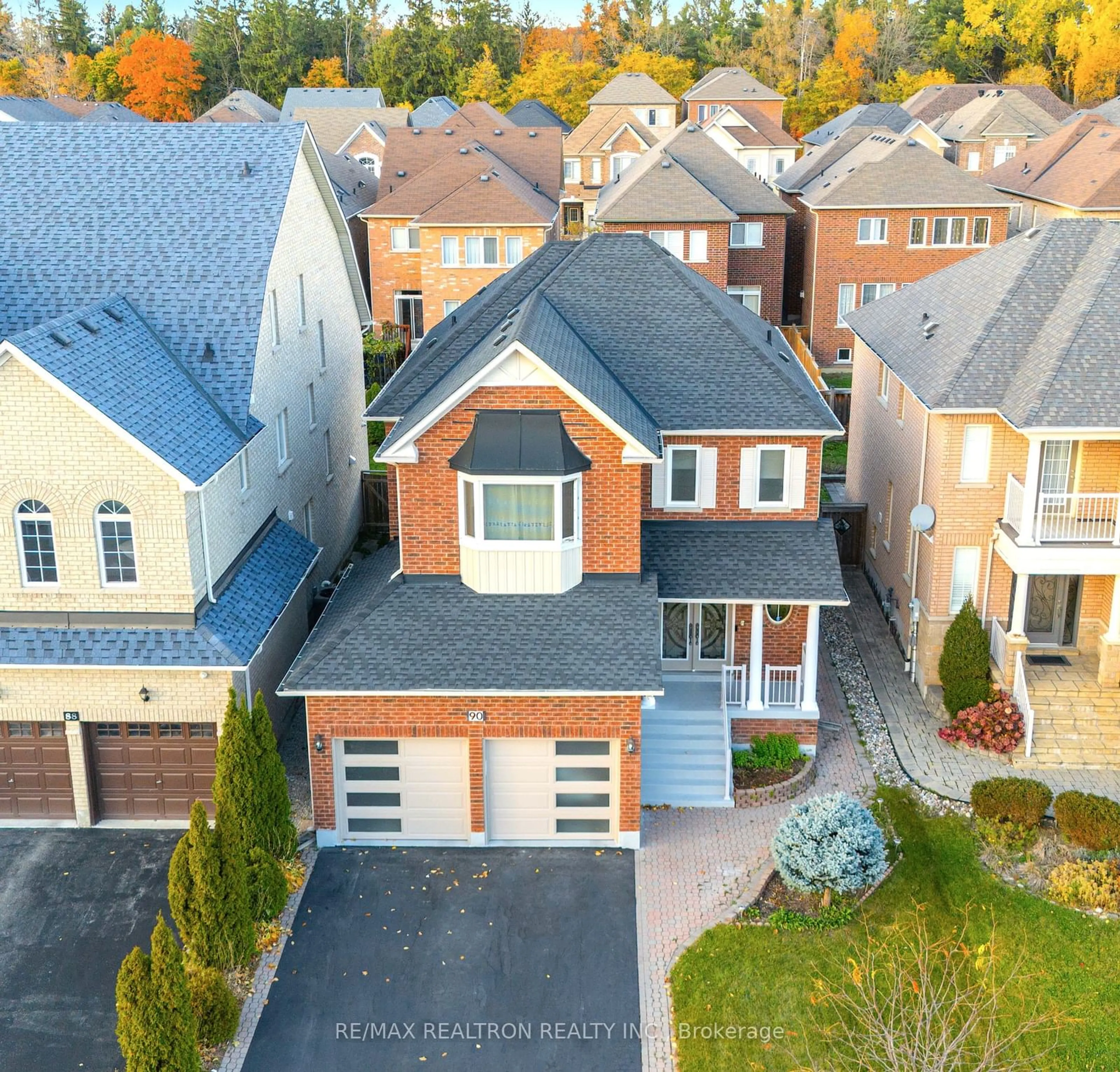 A pic from outside/outdoor area/front of a property/back of a property/a pic from drone, street for 90 Jefferson Forest Dr, Richmond Hill Ontario L4E 4J4