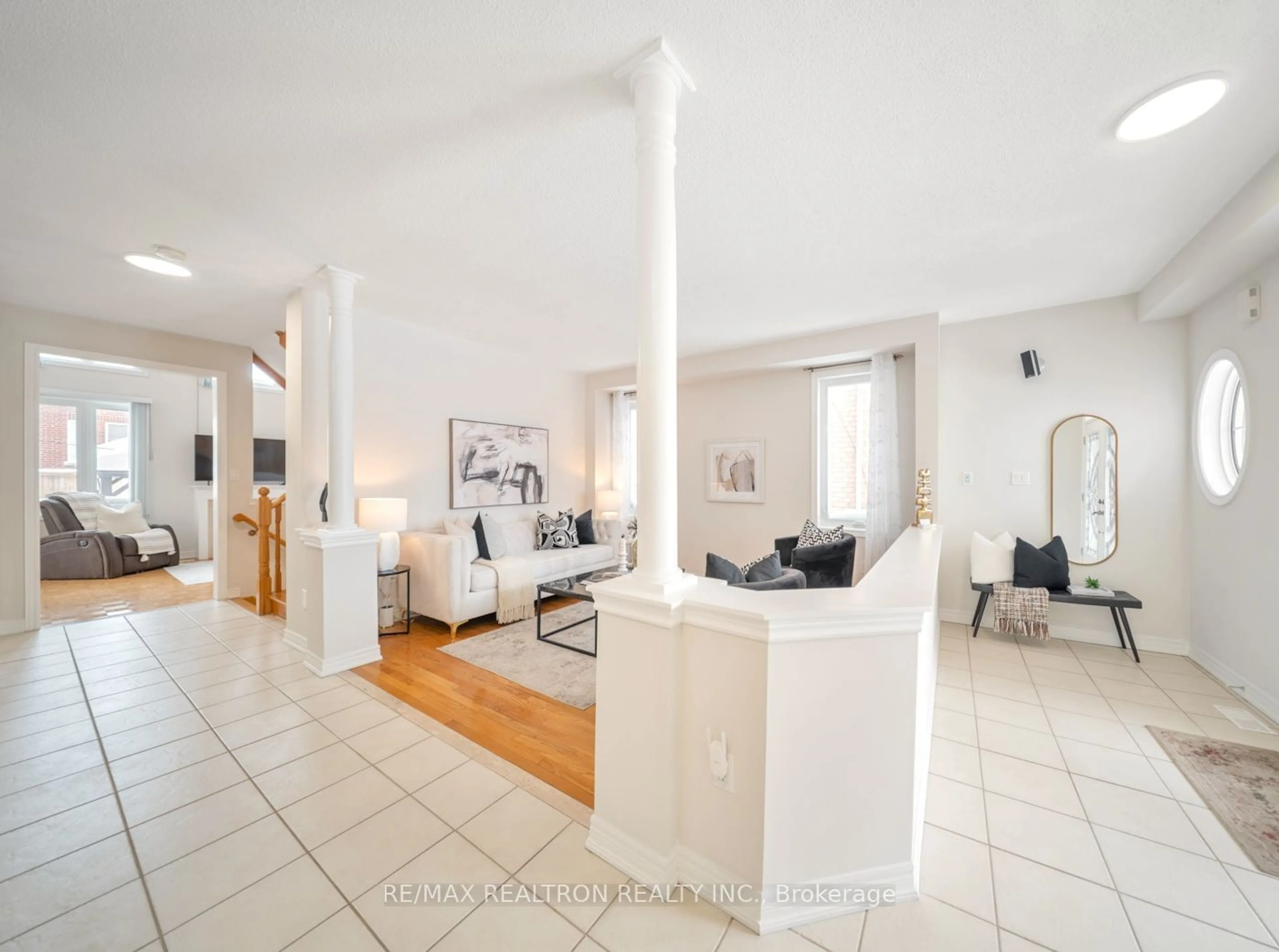 Indoor foyer for 90 Jefferson Forest Dr, Richmond Hill Ontario L4E 4J4