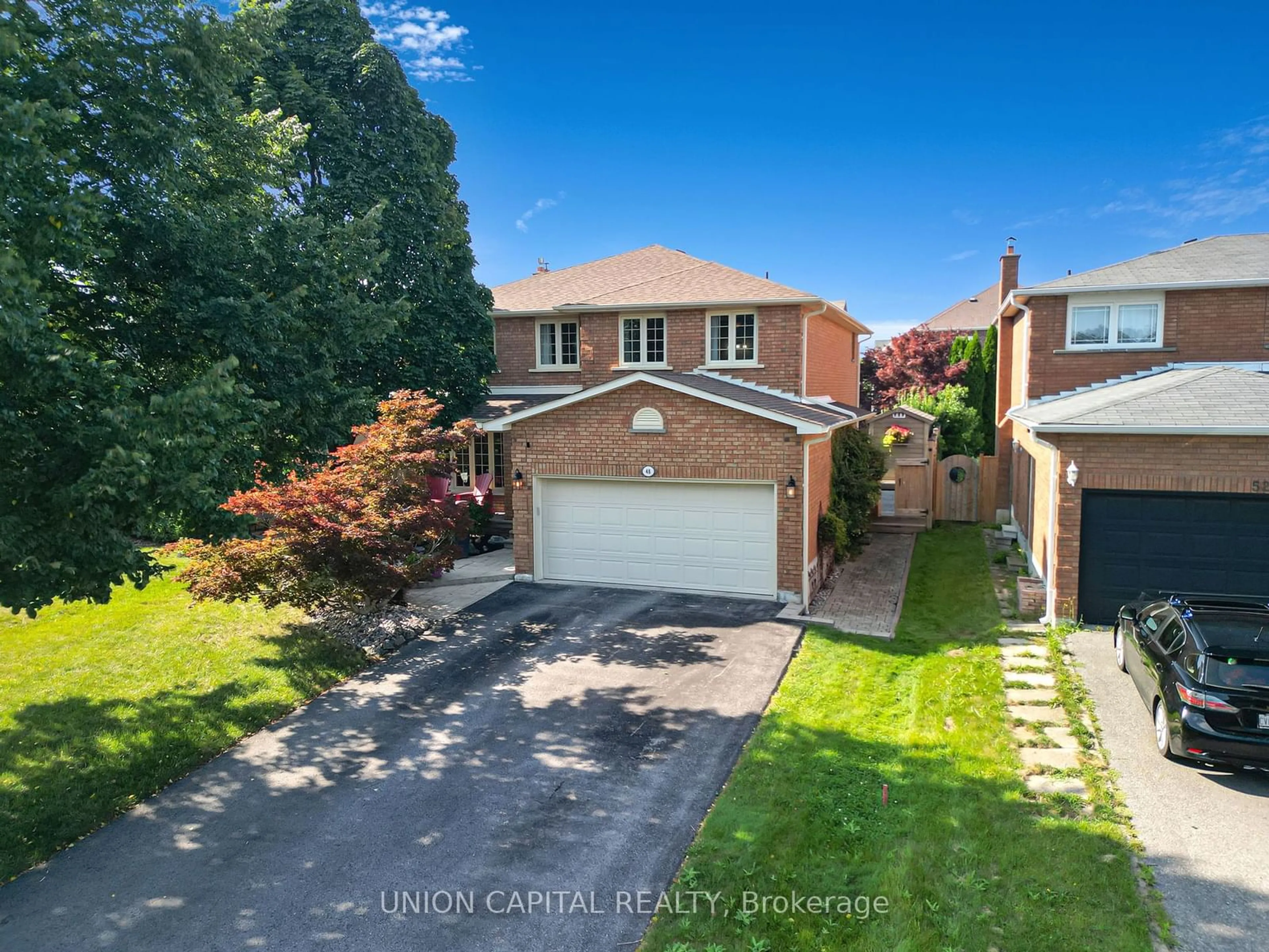 A pic from outside/outdoor area/front of a property/back of a property/a pic from drone, street for 48 Bramble Cres, Whitchurch-Stouffville Ontario L4A 7Y5