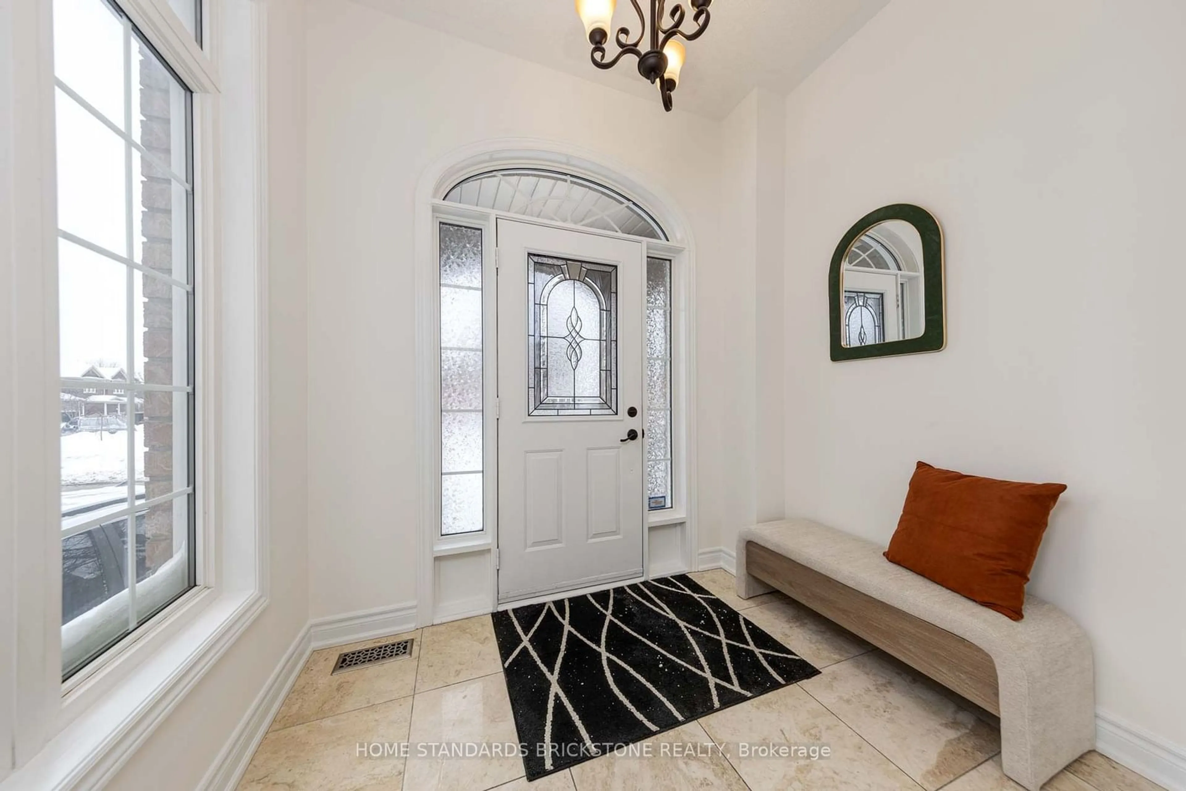 Indoor entryway for 105 Mintwood Rd, Vaughan Ontario L4J 9K3