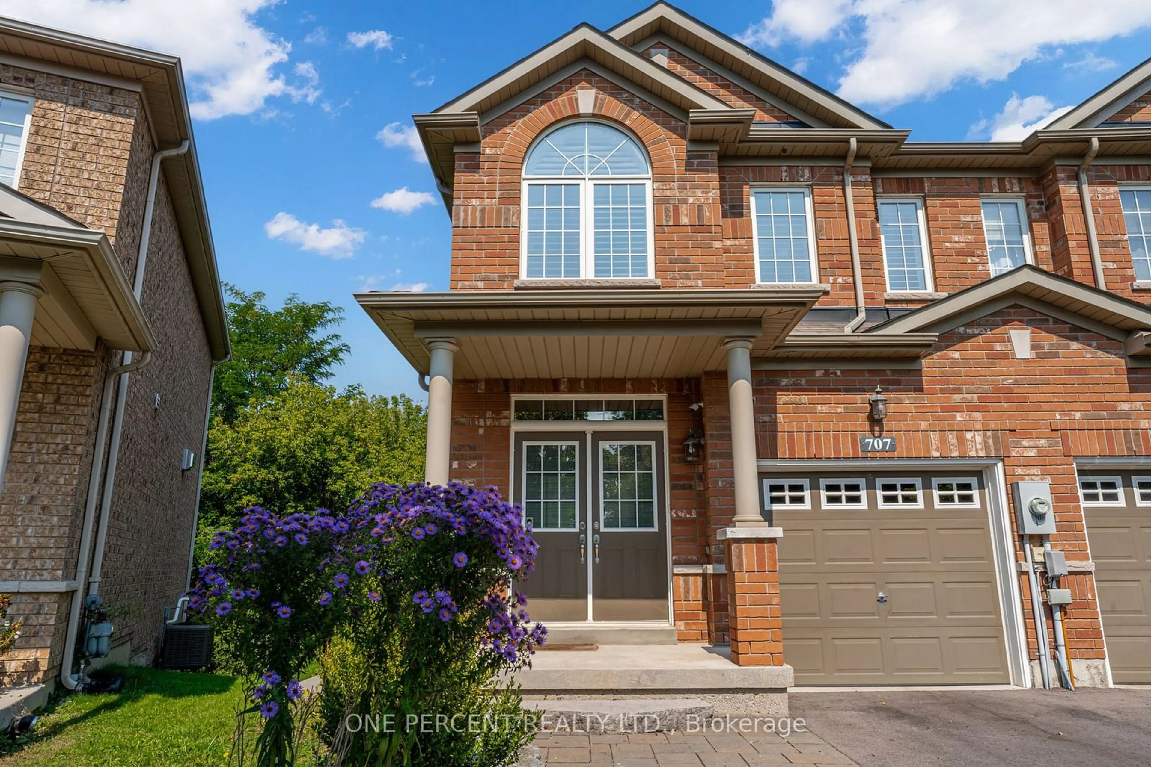 Home with brick exterior material, street for 707 John Cole Crt, Newmarket Ontario L3Y 5V7