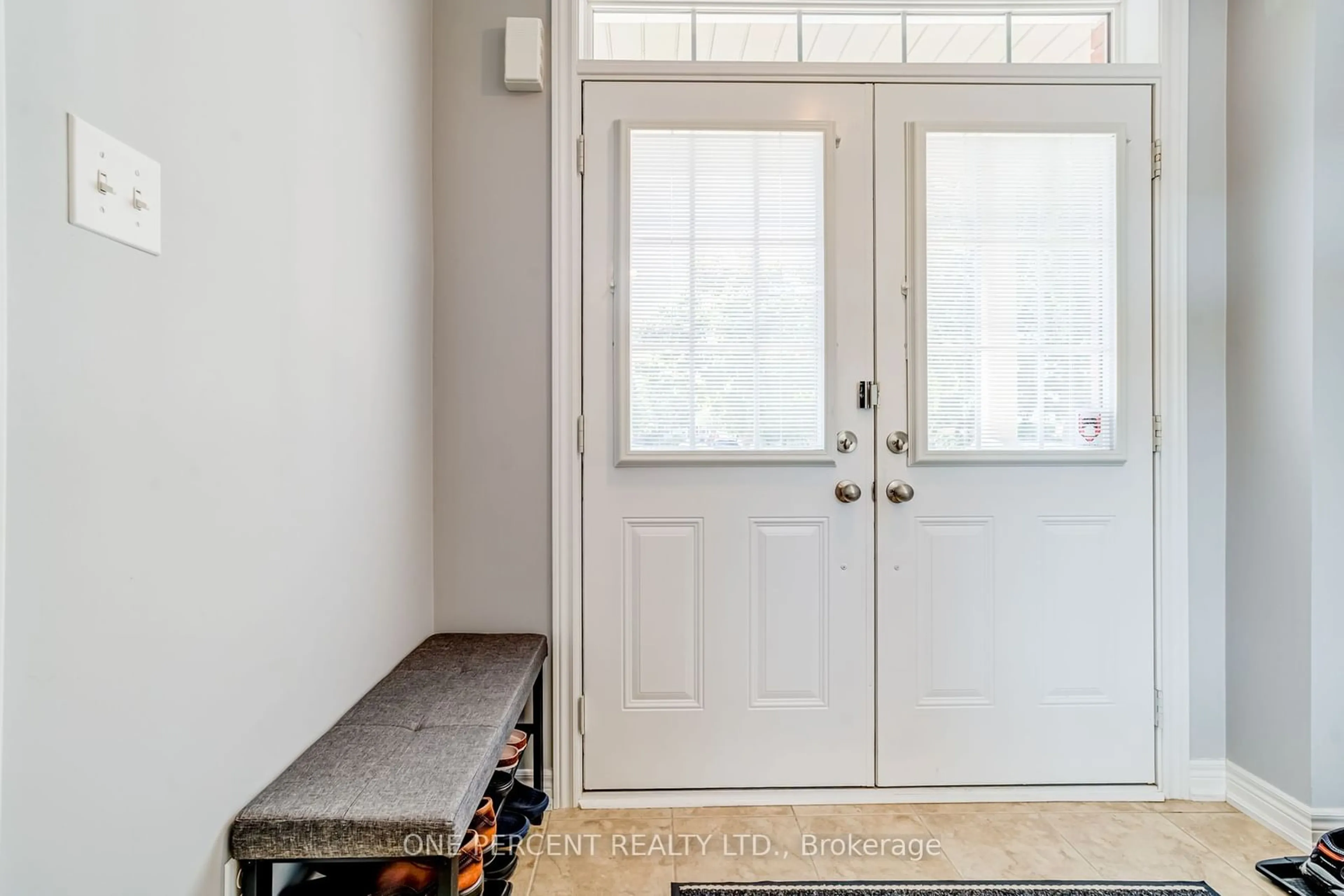 Indoor entryway for 707 John Cole Crt, Newmarket Ontario L3Y 5V7