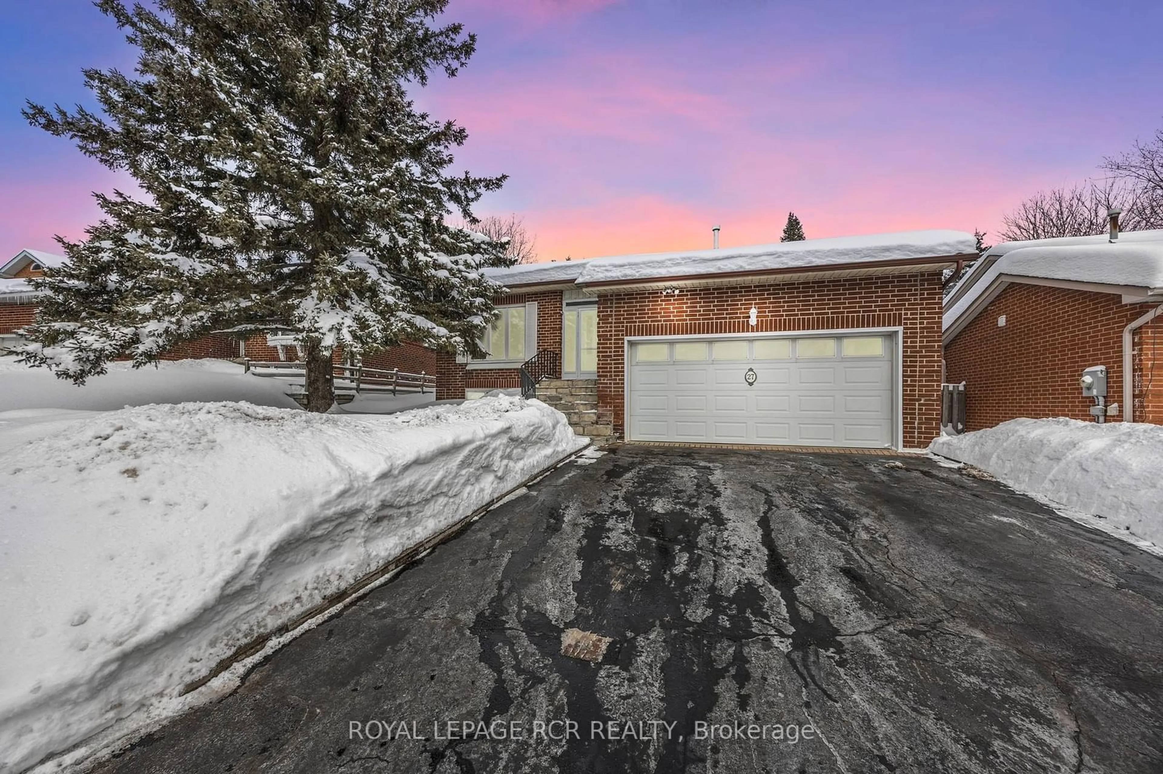 A pic from outside/outdoor area/front of a property/back of a property/a pic from drone, street for 27 Kingston Rd, Newmarket Ontario L3Y 5W5