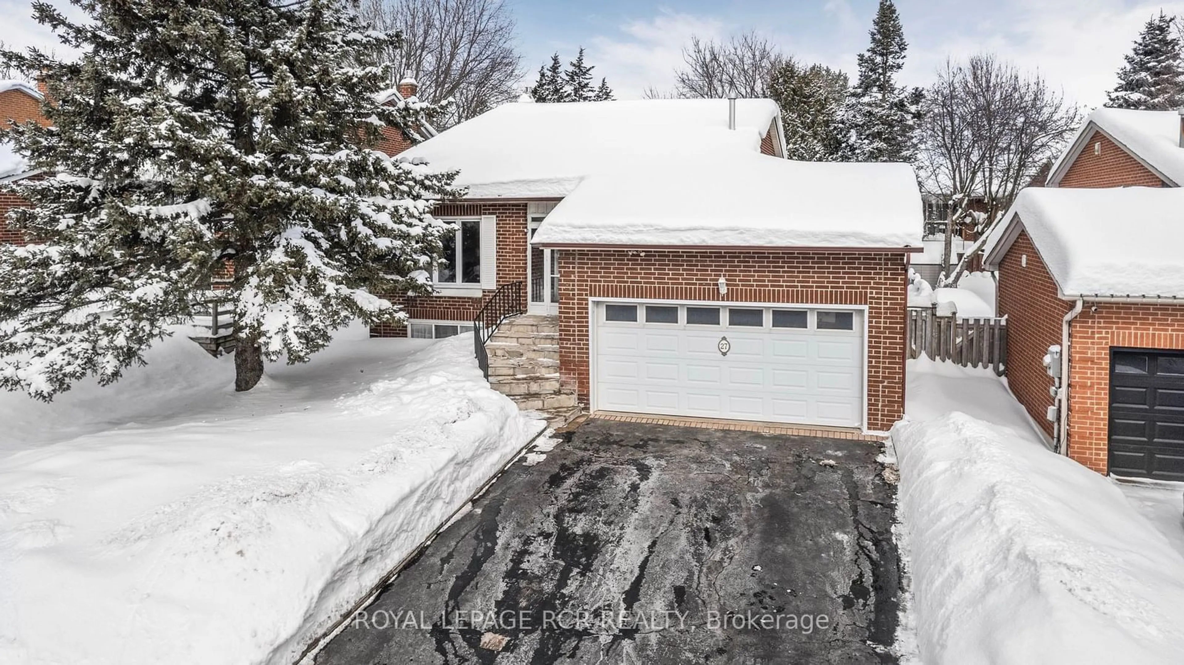 A pic from outside/outdoor area/front of a property/back of a property/a pic from drone, street for 27 Kingston Rd, Newmarket Ontario L3Y 5W5