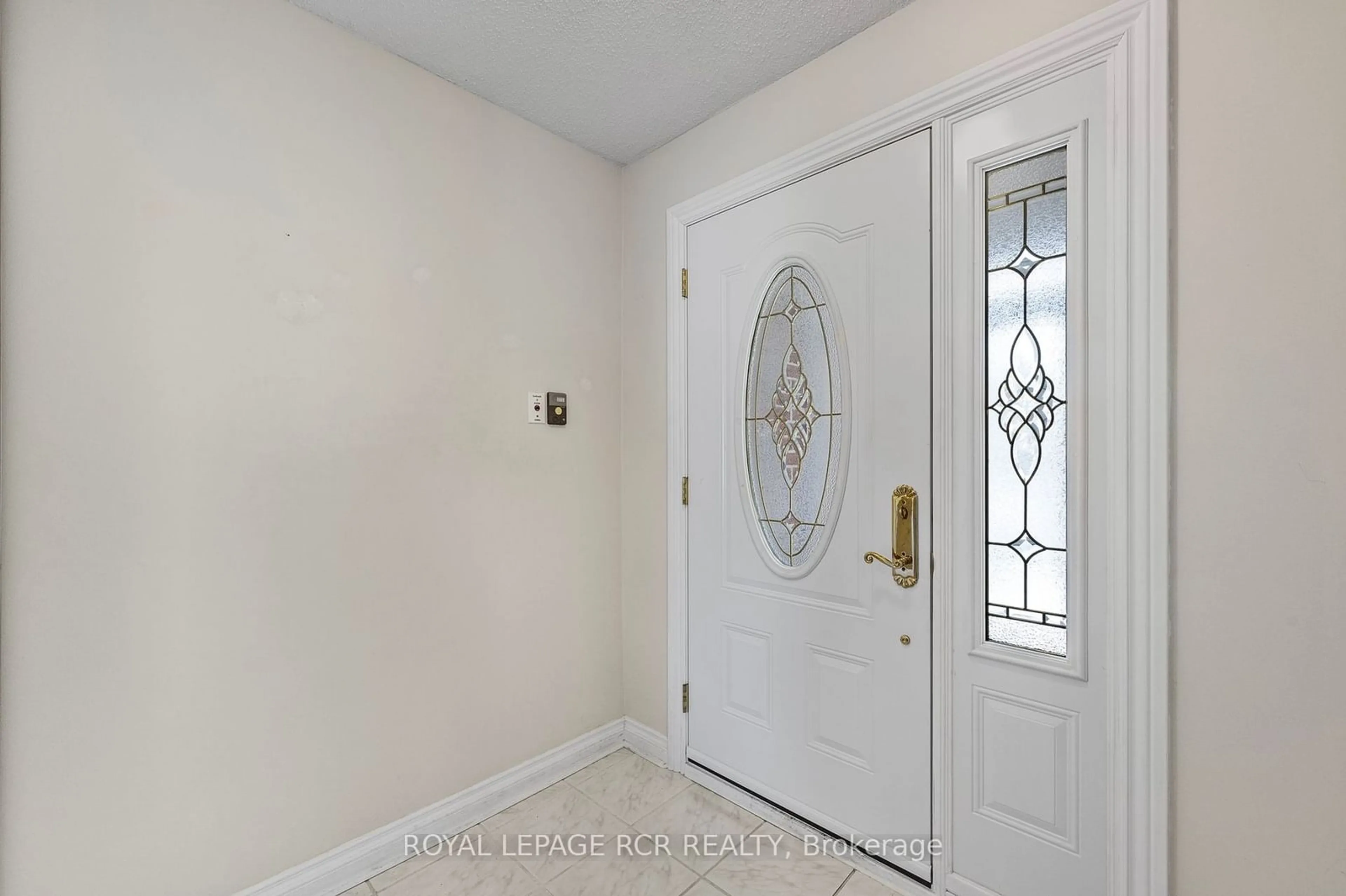 Indoor entryway for 27 Kingston Rd, Newmarket Ontario L3Y 5W5