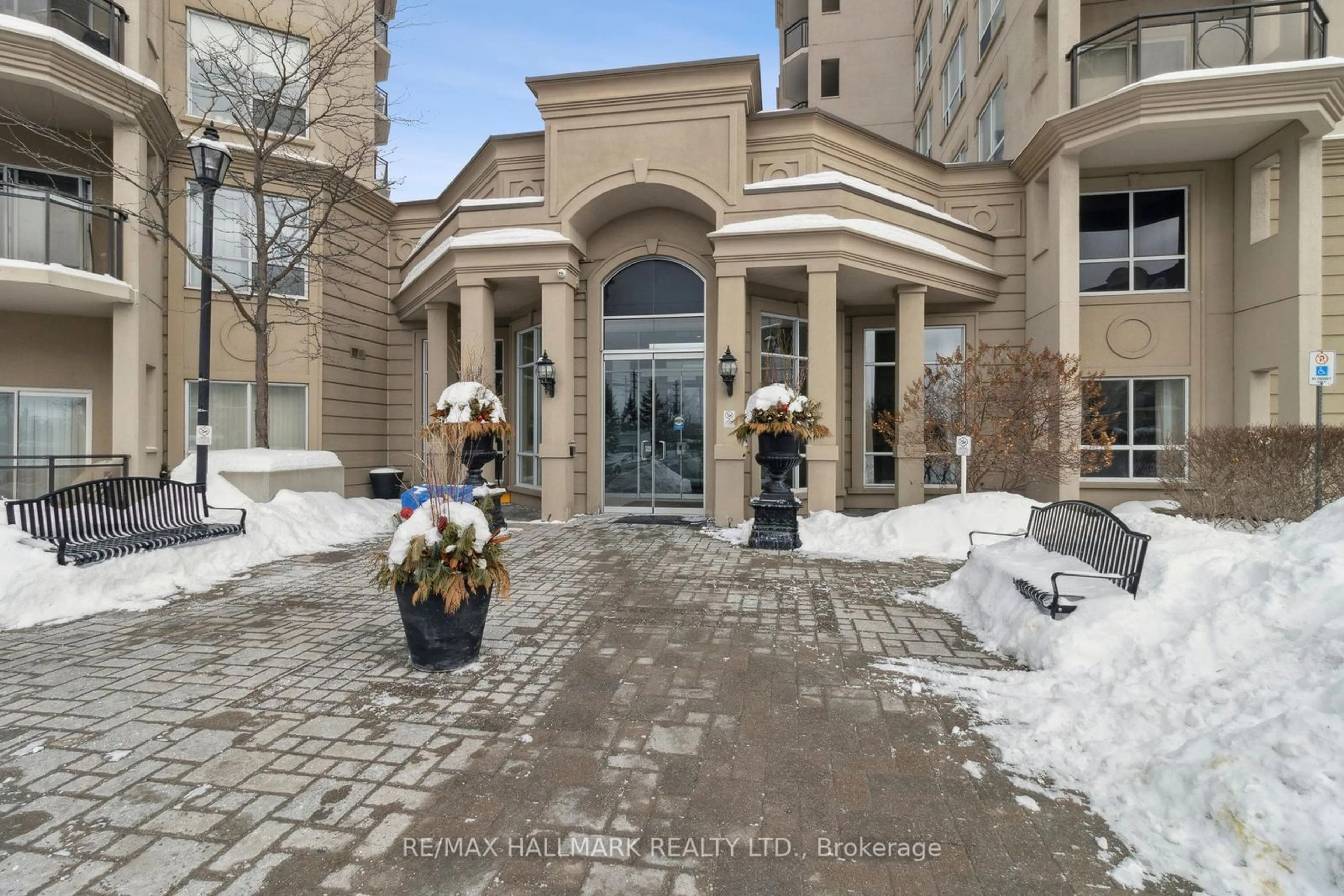 Indoor foyer for 2 Maison Parc Crt #713, Vaughan Ontario L4J 9K4