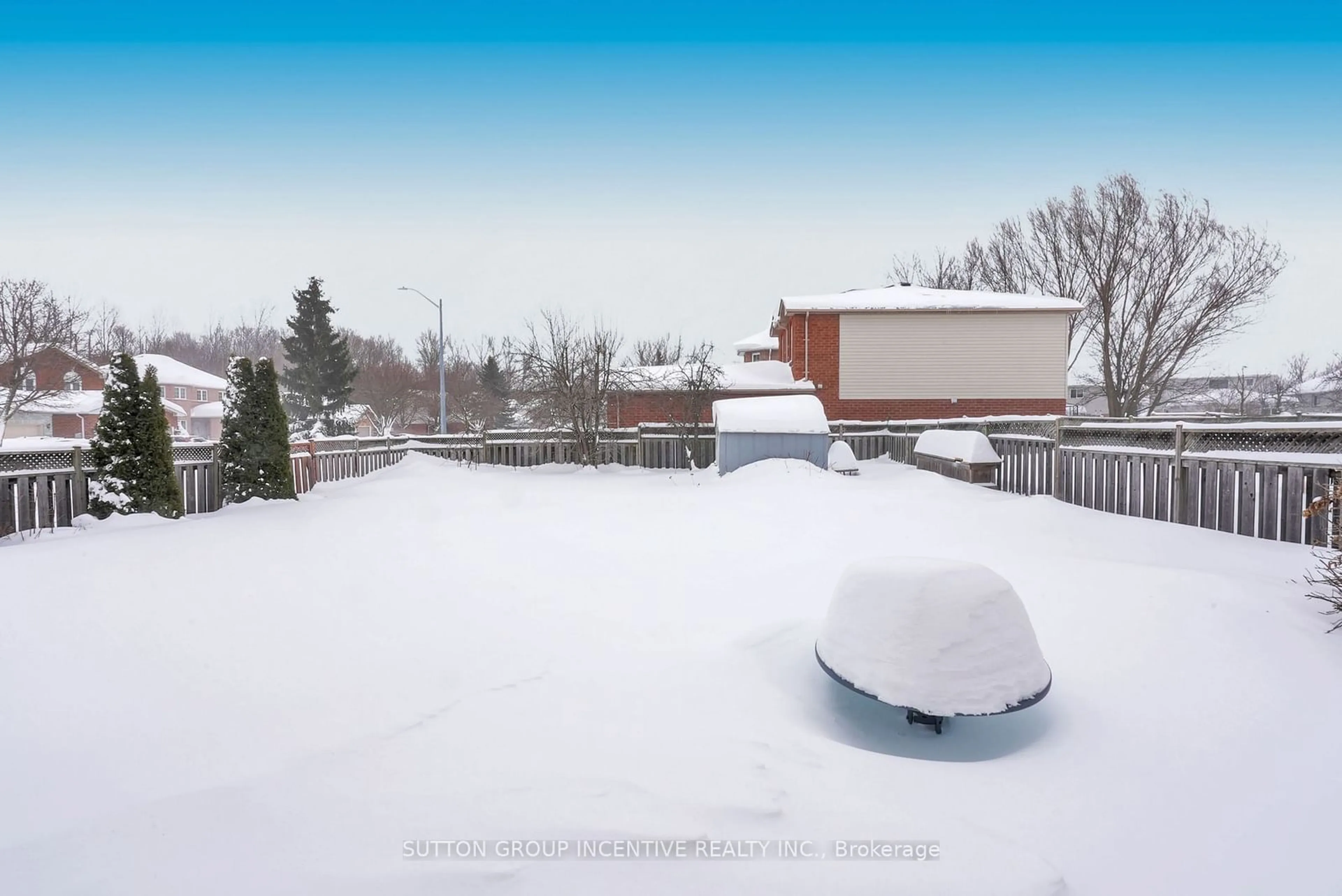 A pic from outside/outdoor area/front of a property/back of a property/a pic from drone, street for 1083 Kensington St, Innisfil Ontario L9S 1T7