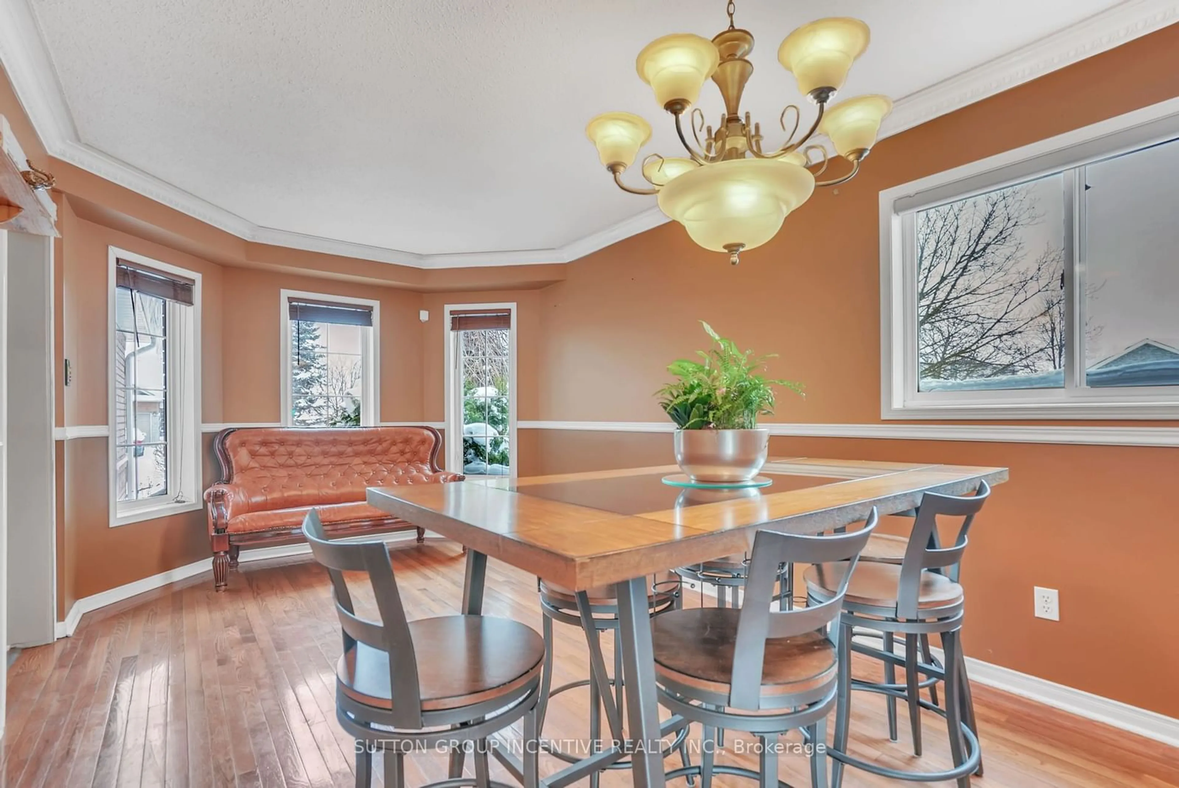 Dining room, wood/laminate floor for 1083 Kensington St, Innisfil Ontario L9S 1T7