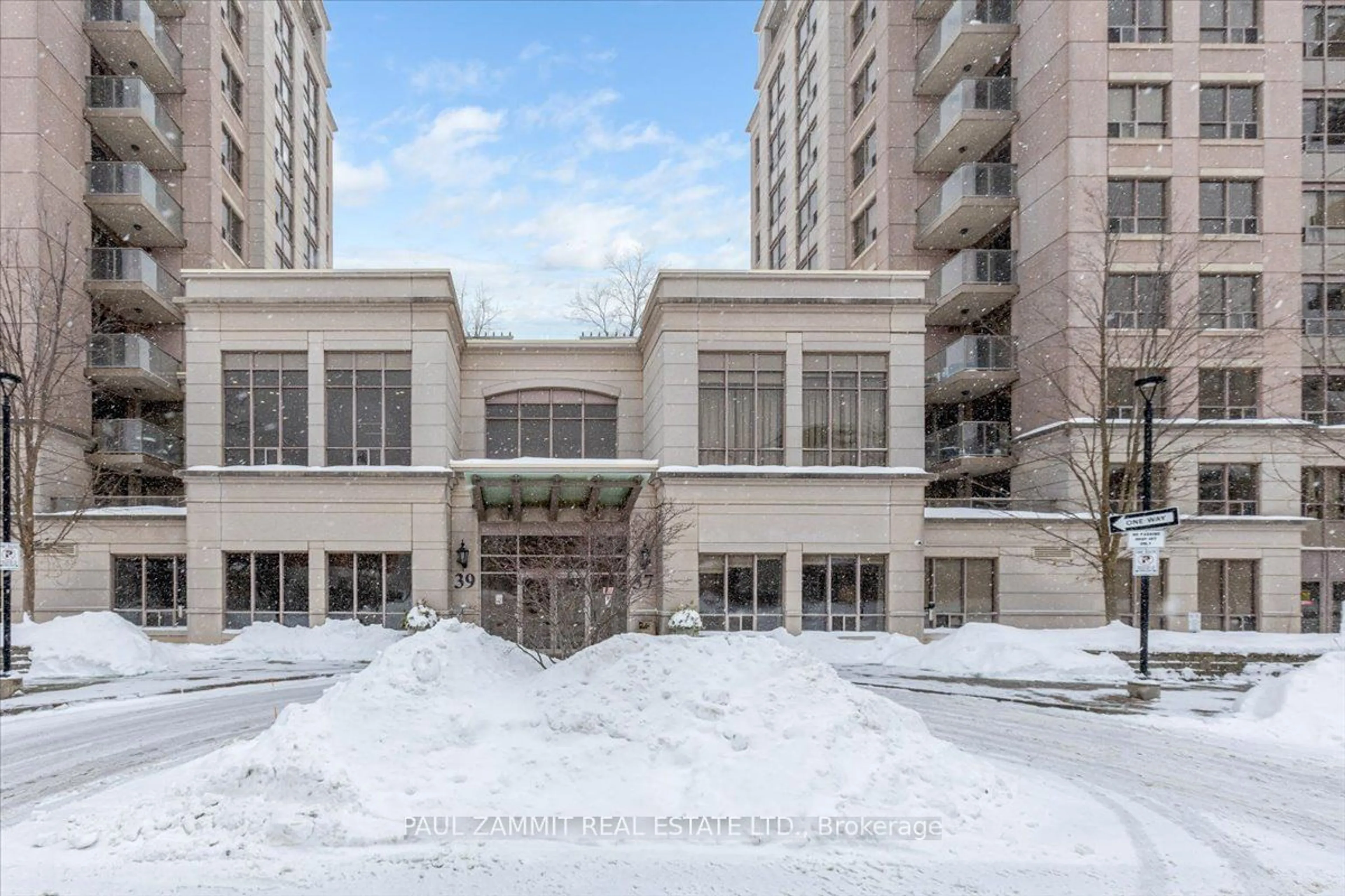 Indoor foyer for 39 Galleria Pkwy #319, Markham Ontario L3T 0A6