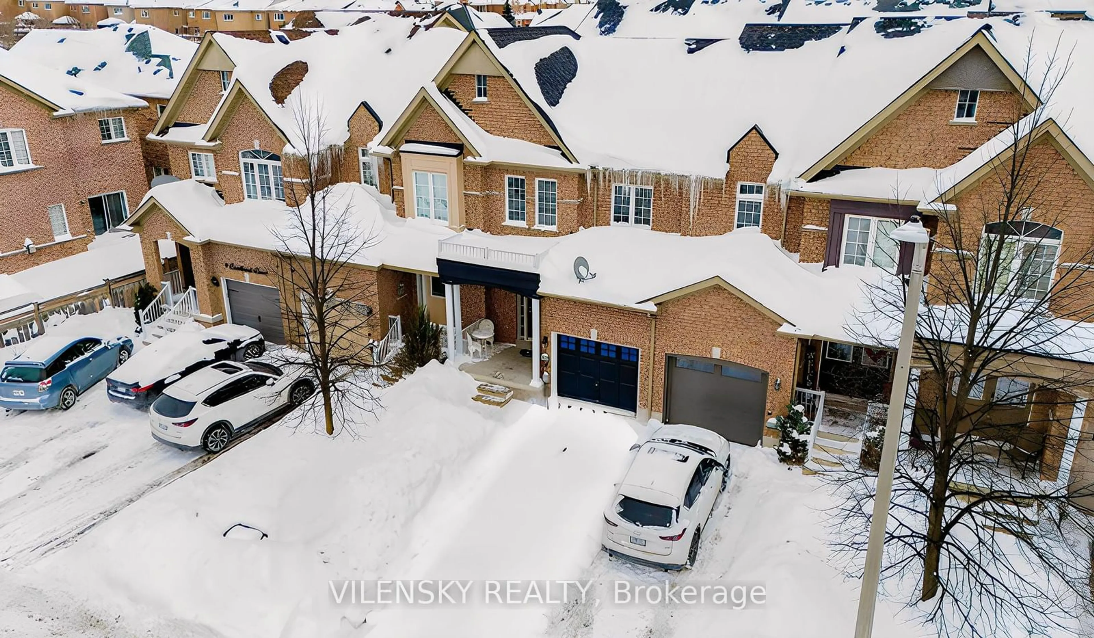 A pic from outside/outdoor area/front of a property/back of a property/a pic from drone, street for 15 Crestbank Crt, Vaughan Ontario L6A 0B2