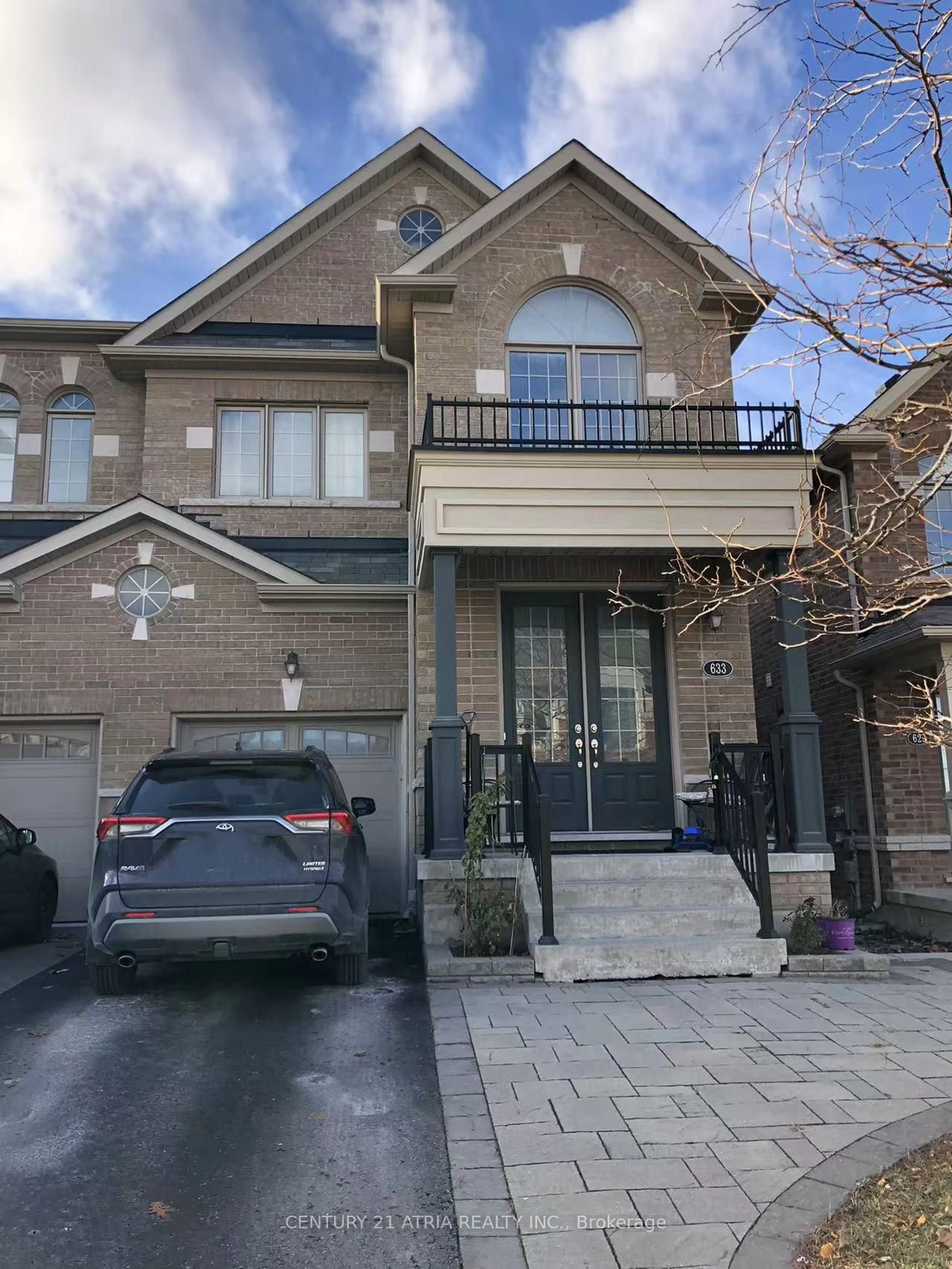 Home with brick exterior material, street for 633 Sweetwater Cres, Newmarket Ontario L3X 1C5