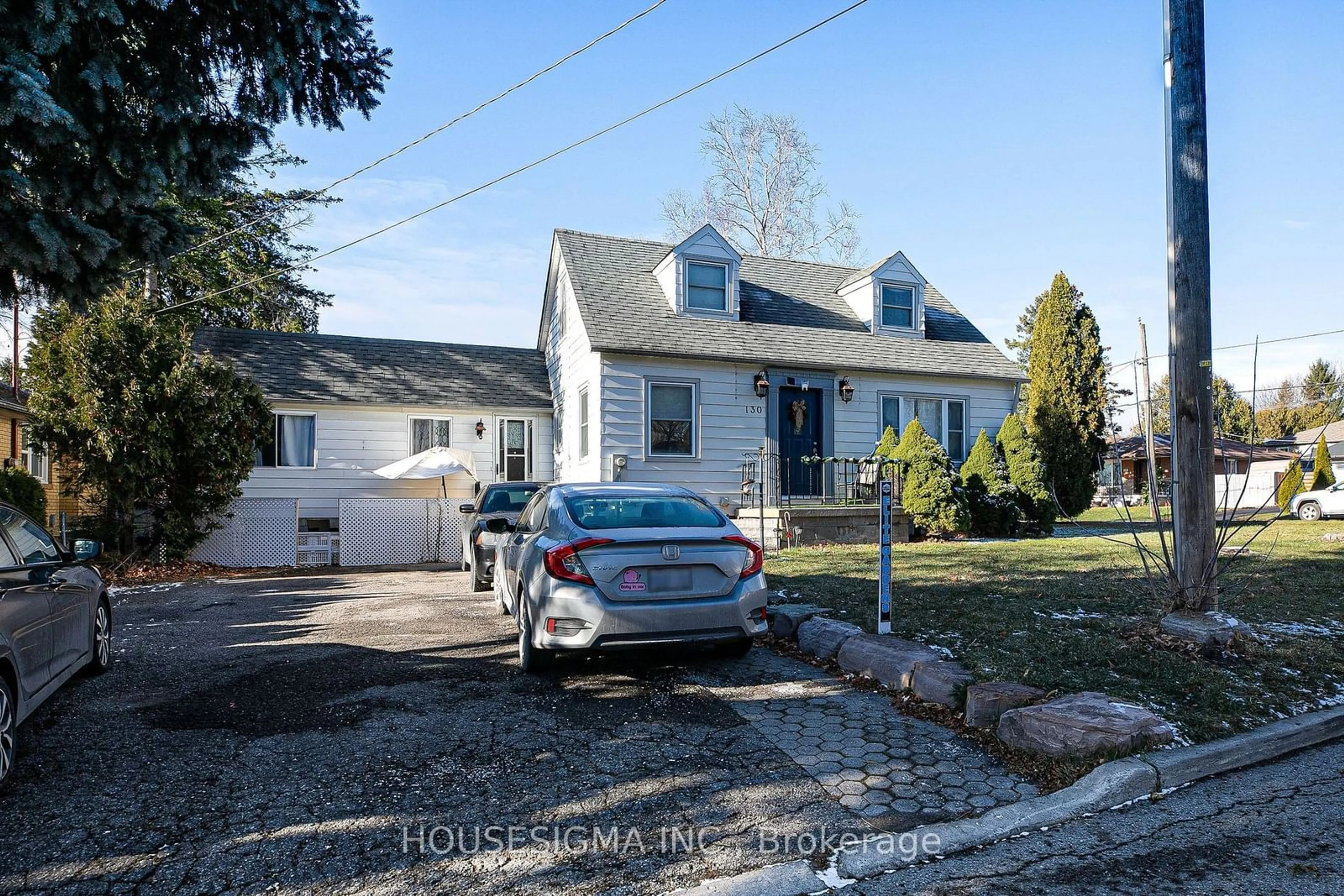 A pic from outside/outdoor area/front of a property/back of a property/a pic from drone, street for 130 Essa St, Bradford West Gwillimbury Ontario L3Z 1P5