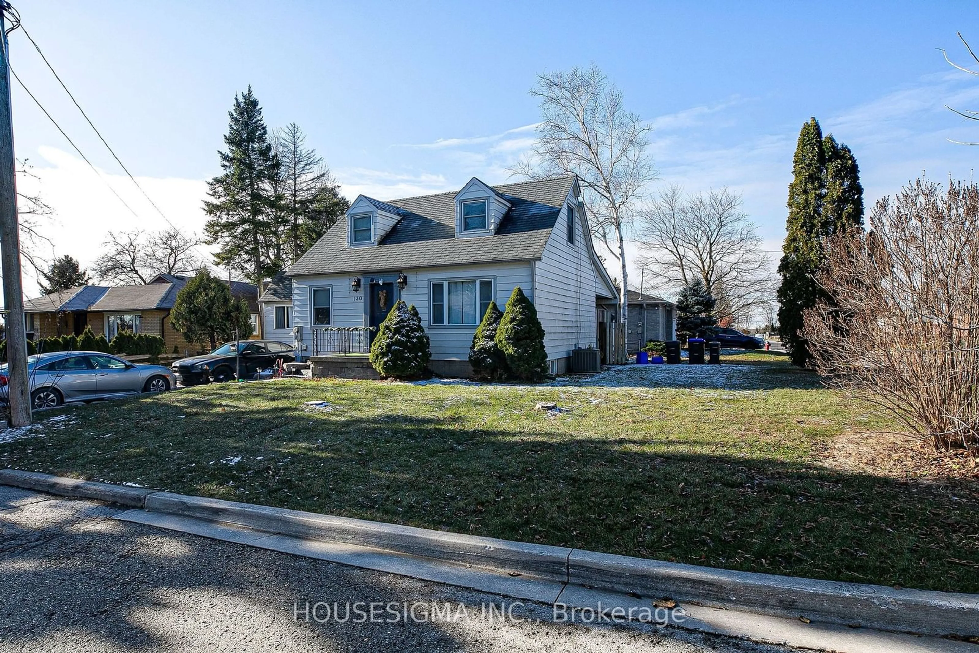 A pic from outside/outdoor area/front of a property/back of a property/a pic from drone, street for 130 Essa St, Bradford West Gwillimbury Ontario L3Z 1P5