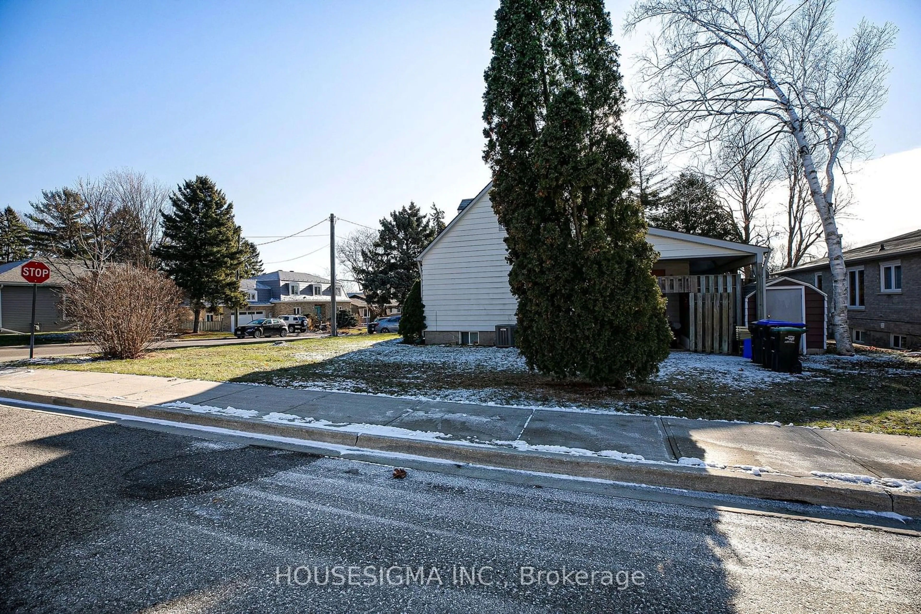 A pic from outside/outdoor area/front of a property/back of a property/a pic from drone, street for 130 Essa St, Bradford West Gwillimbury Ontario L3Z 1P5