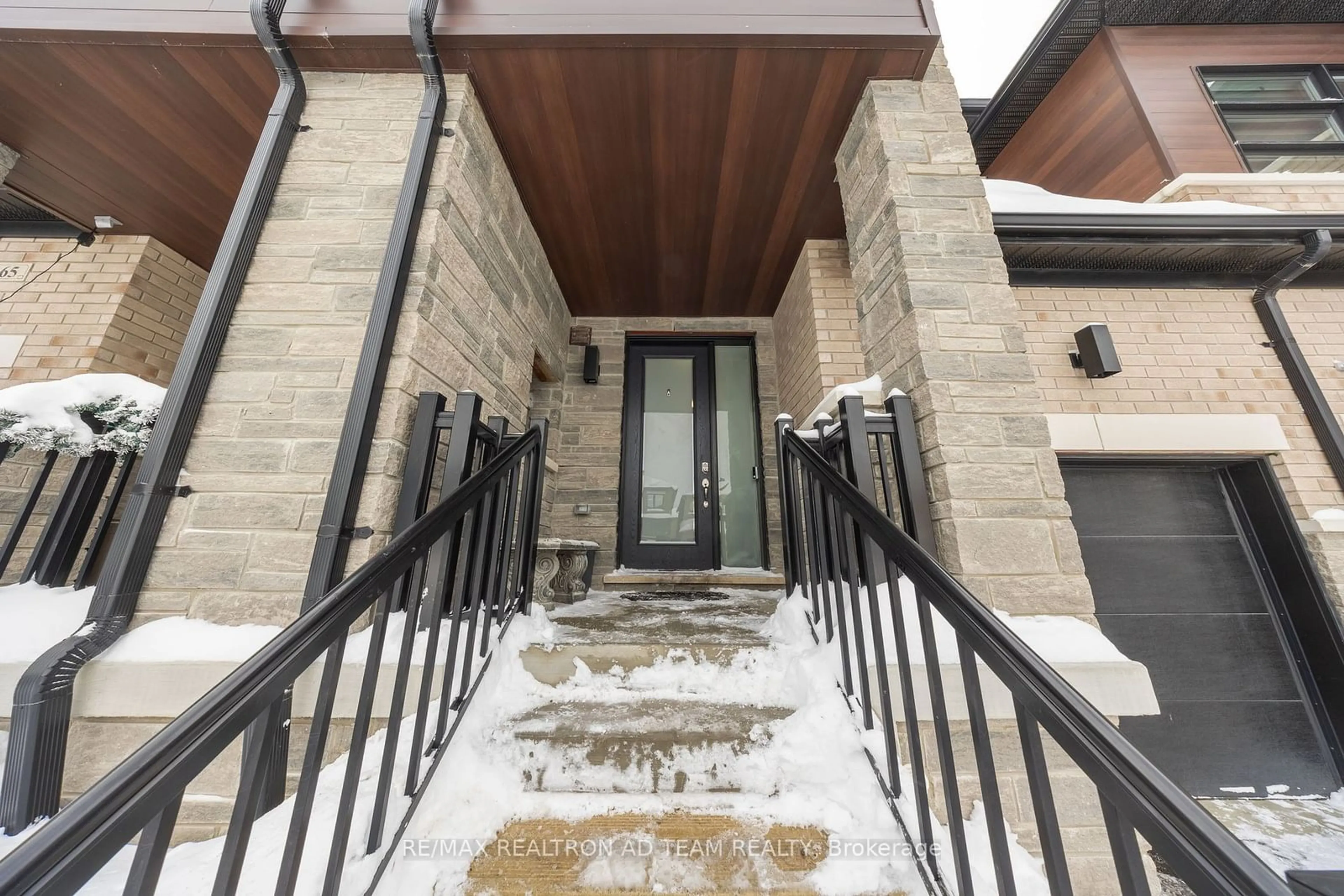 Indoor foyer for 63 Fallharvest Way, Whitchurch-Stouffville Ontario L4A 4W4