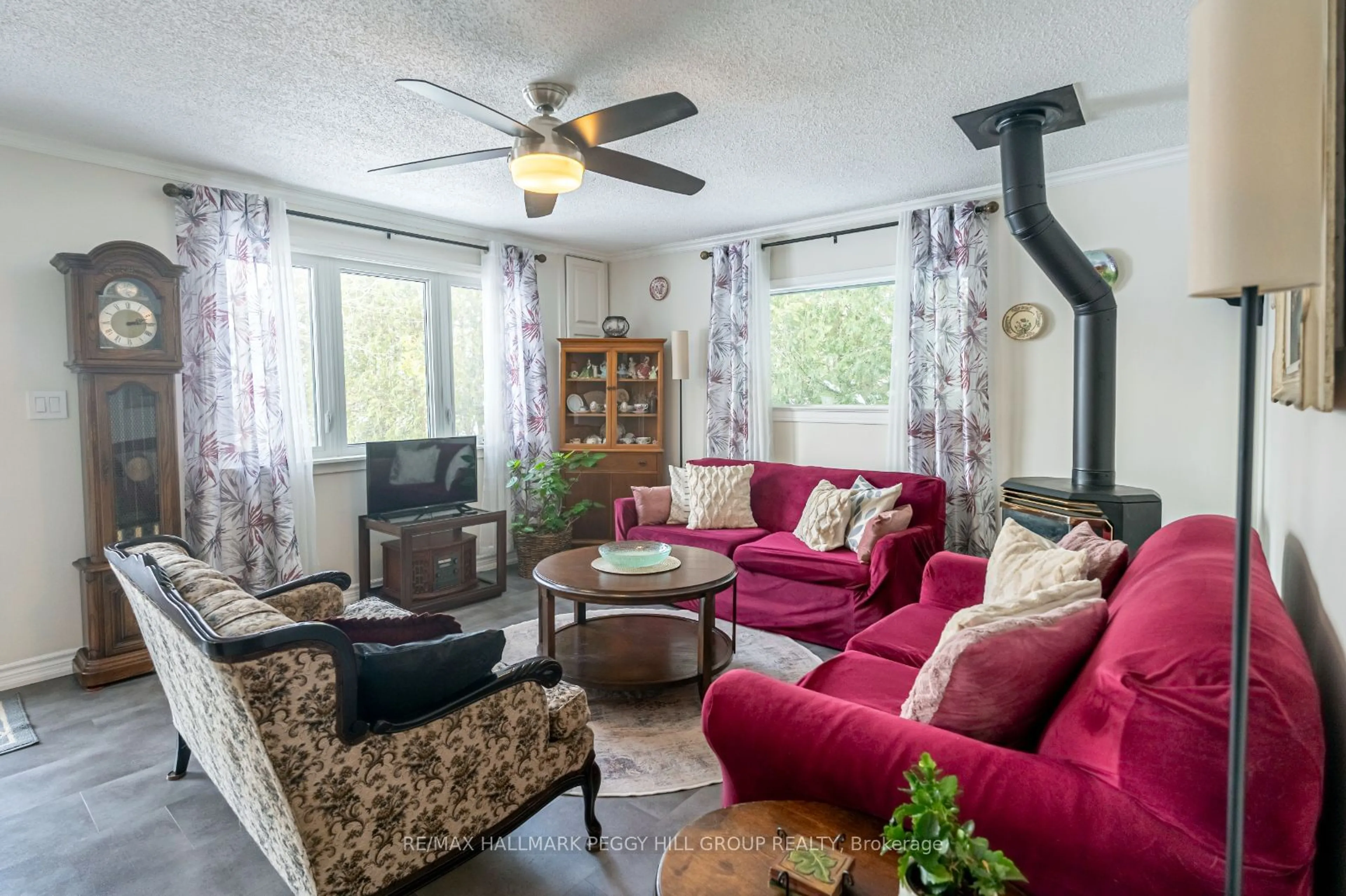 Living room with furniture, unknown for 759 Florence Rd, Innisfil Ontario L9S 2E2