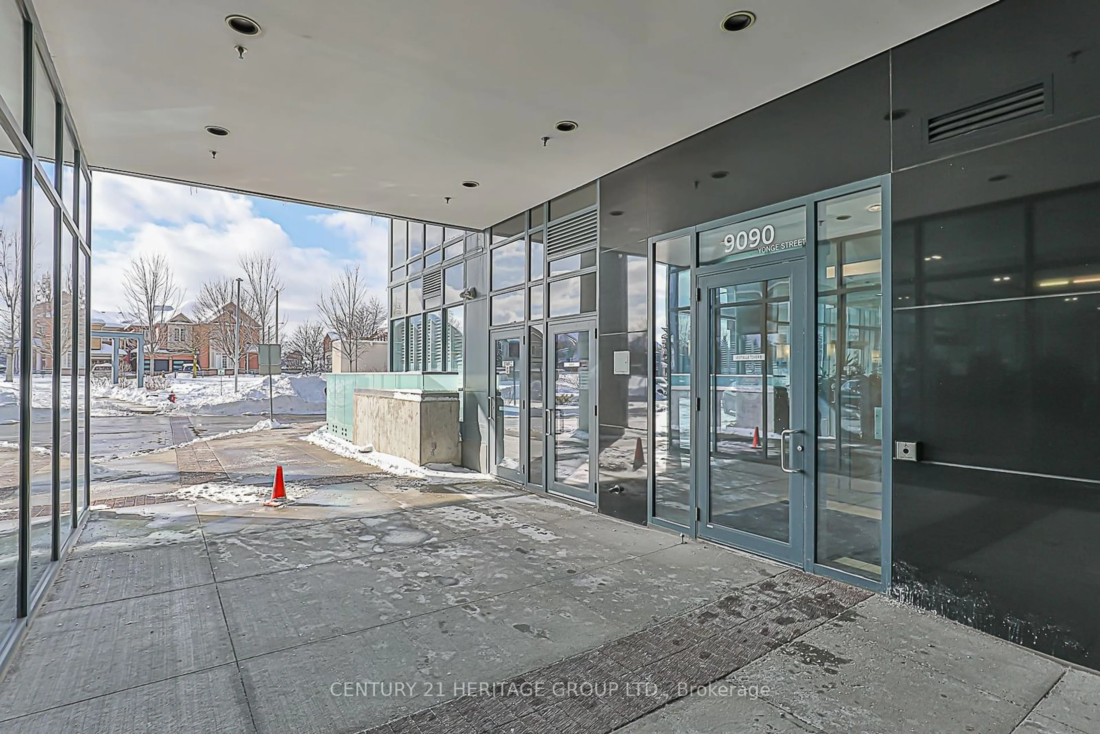 Indoor foyer for 9090 Yonge St #1202B, Richmond Hill Ontario L4C 0Z1