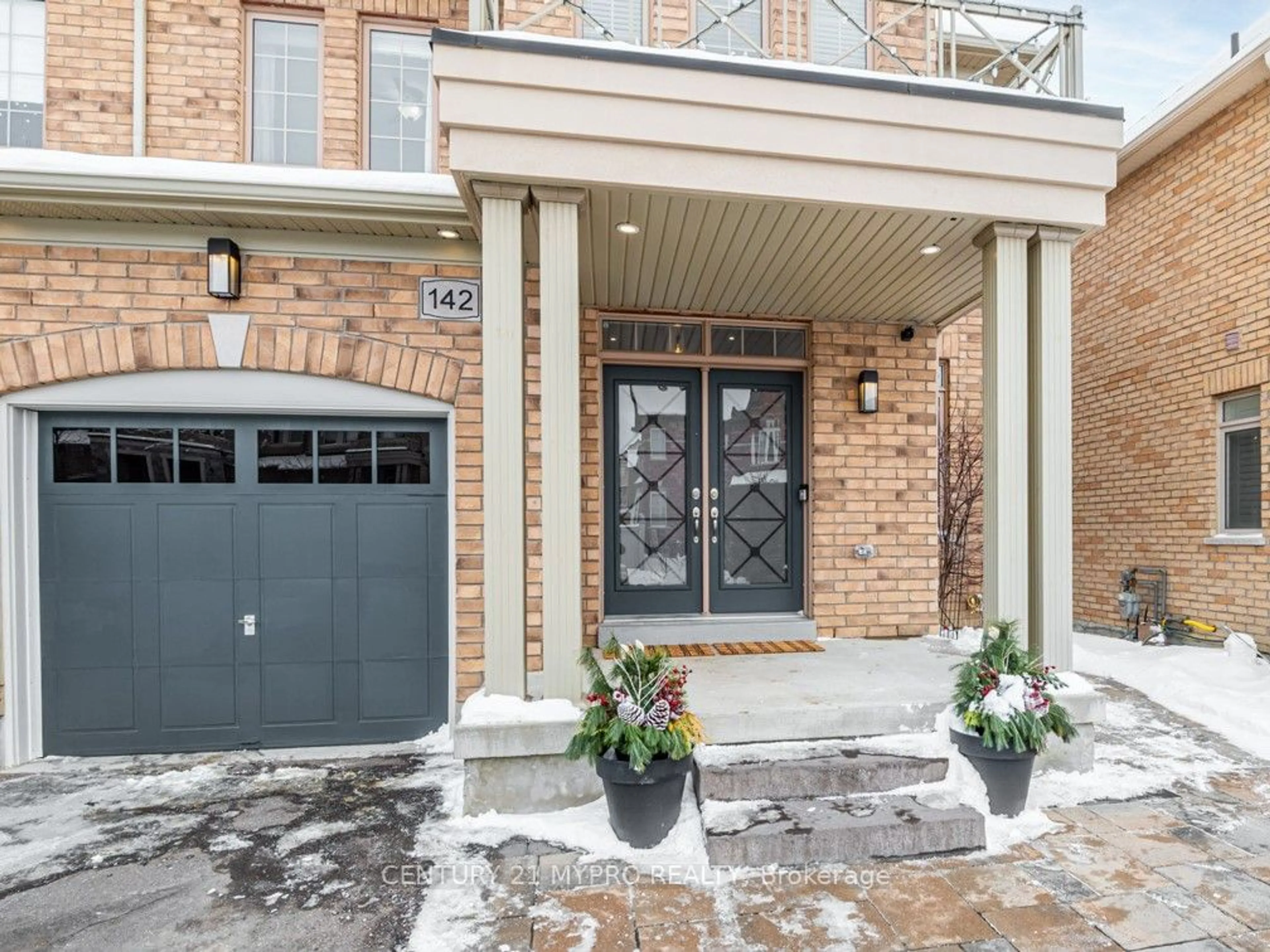 Home with brick exterior material, street for 142 Fortis Cres, Bradford West Gwillimbury Ontario L3Z 0W3