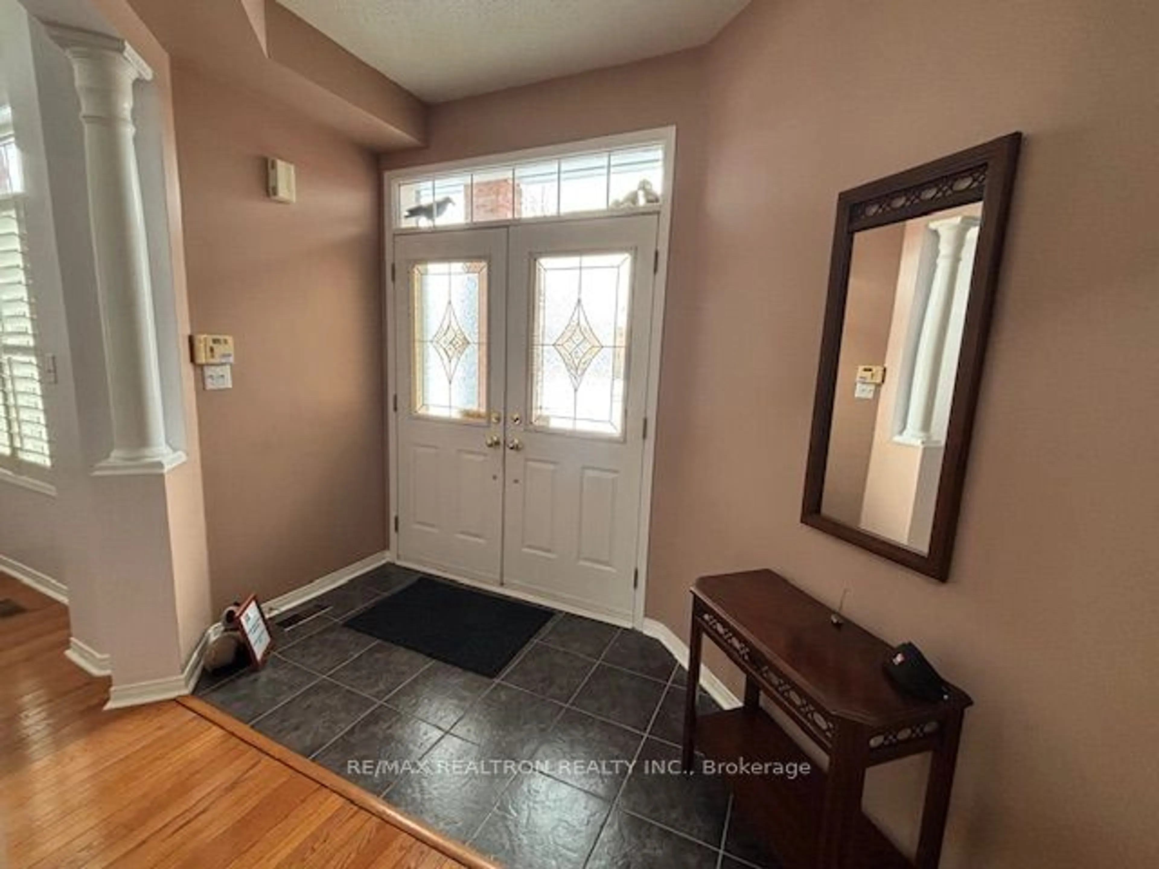 Indoor entryway for 1990 Wilson St, Innisfil Ontario L9S 2A1