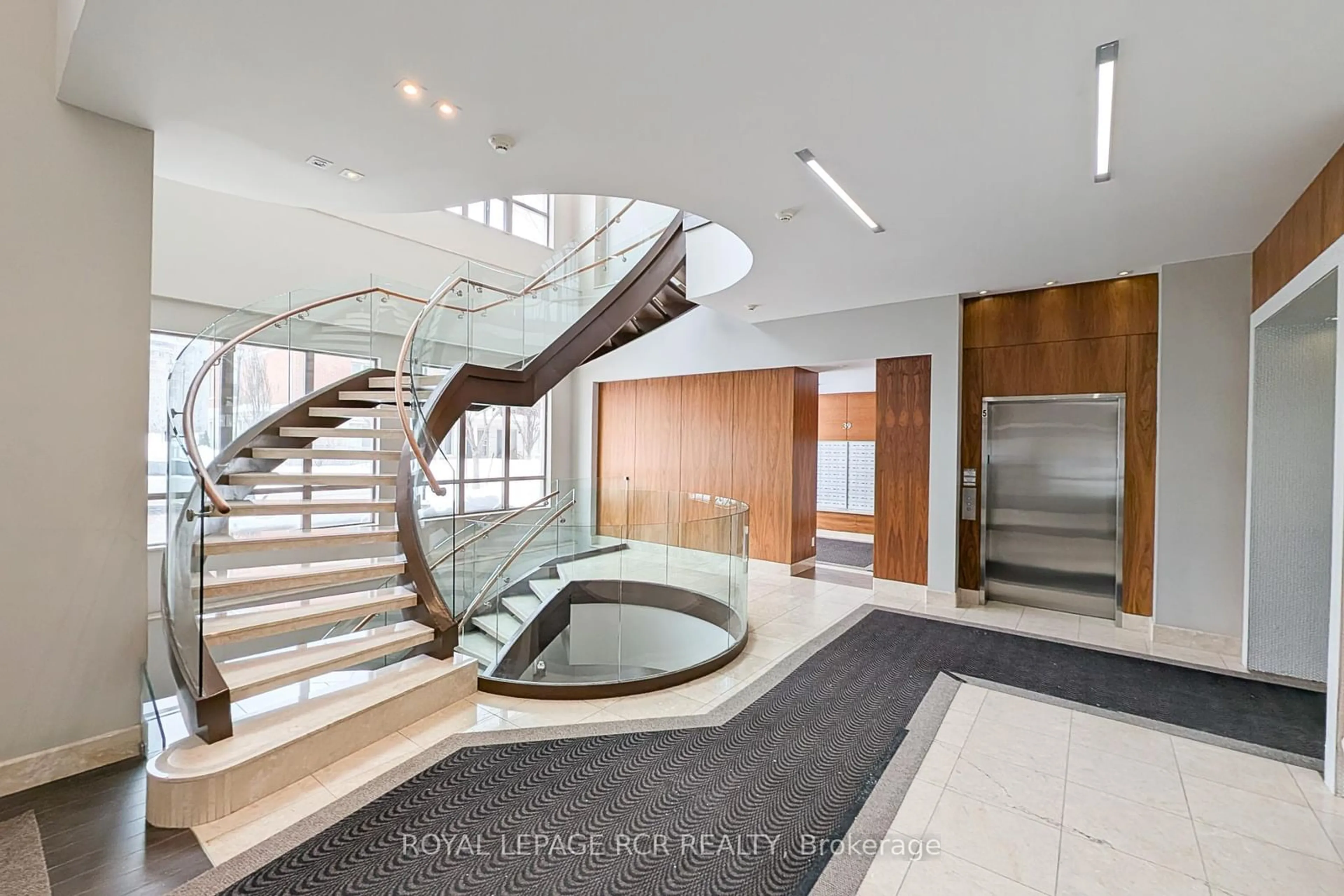 Indoor foyer for 37 Galleria Pkwy #515, Markham Ontario L3T 0A5