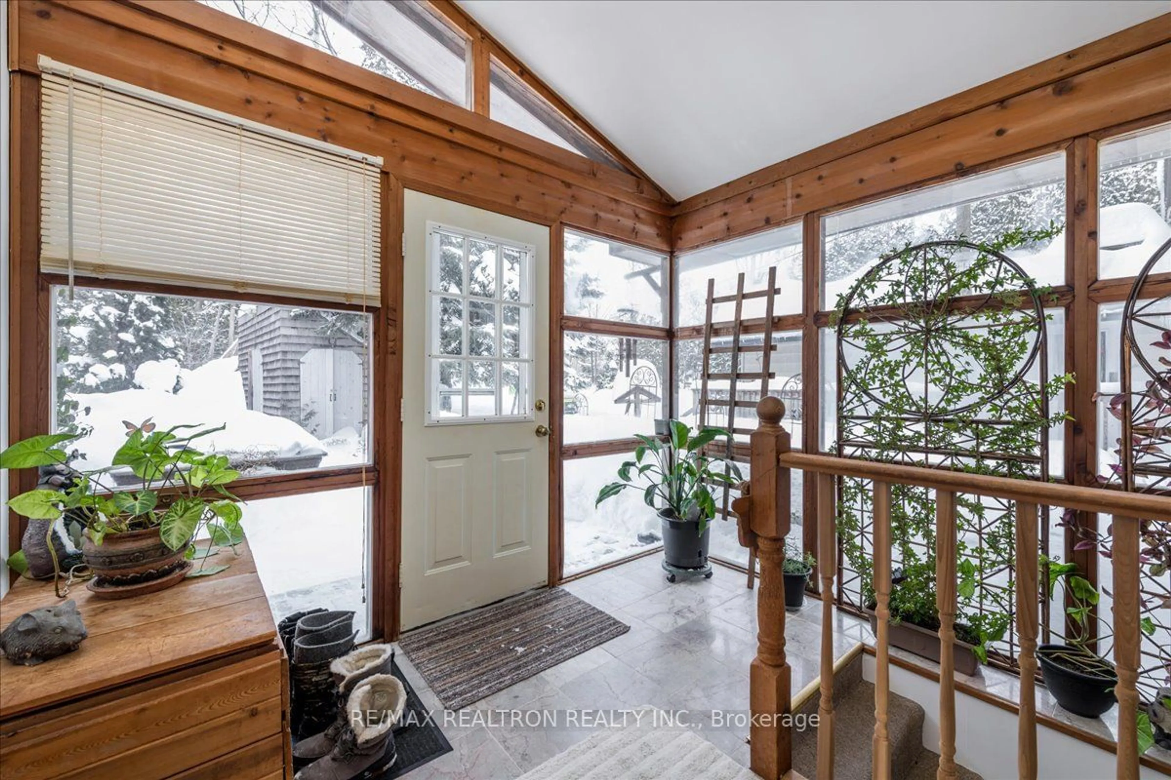 Indoor entryway for 869 10th Line, Innisfil Ontario L9S 3N4