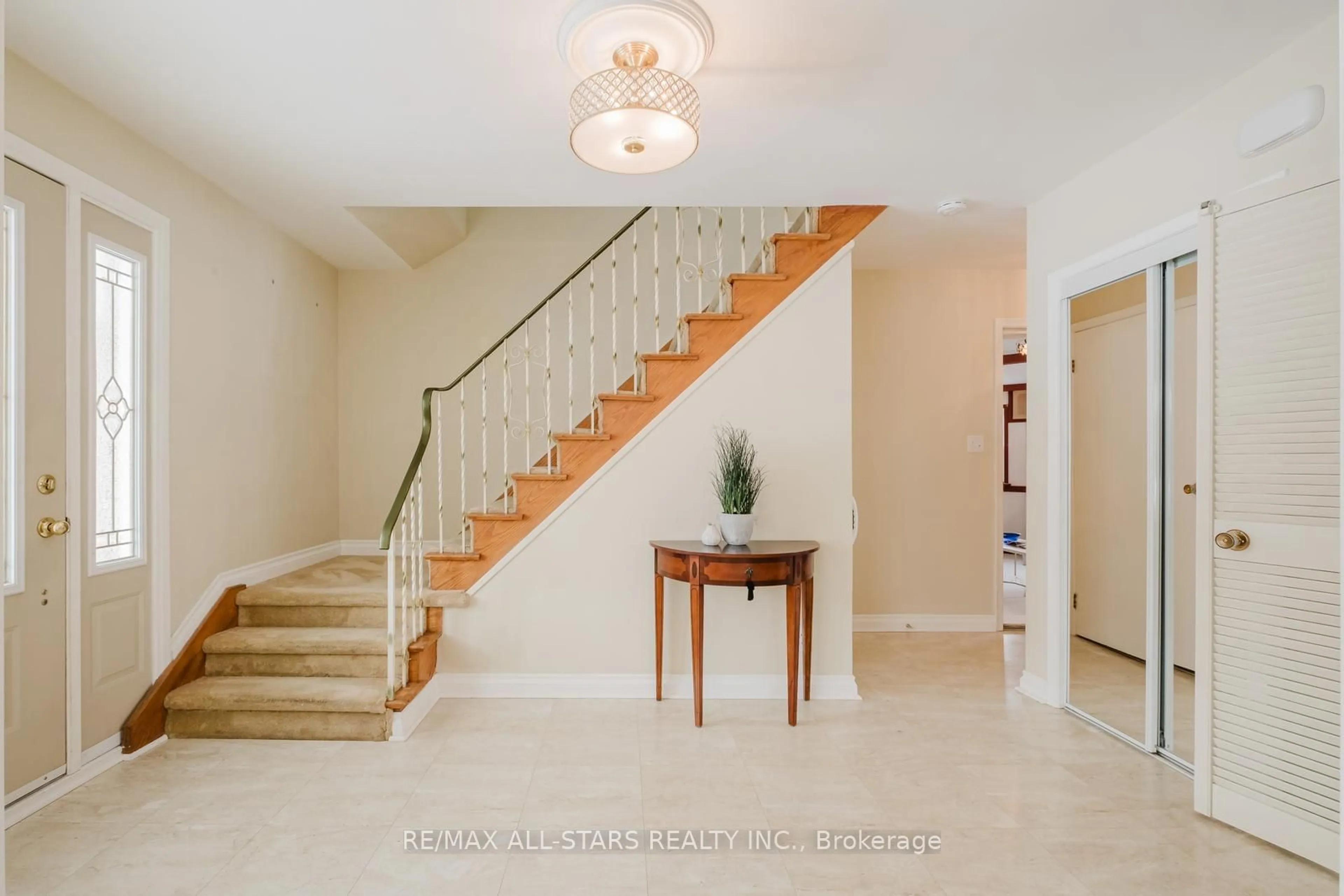 Indoor entryway for 28 Christman Crt, Markham Ontario L3P 3C8