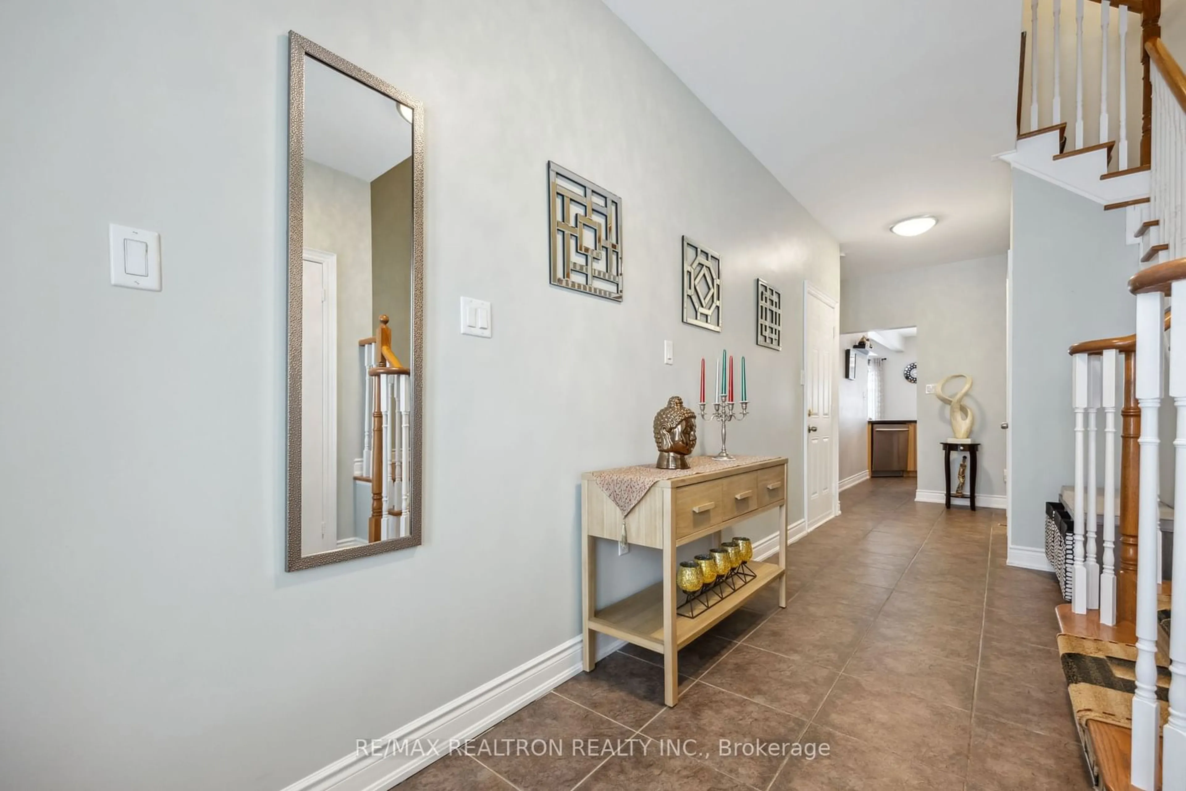 Indoor entryway for 31 Weir St, Bradford West Gwillimbury Ontario L3Z 0K6