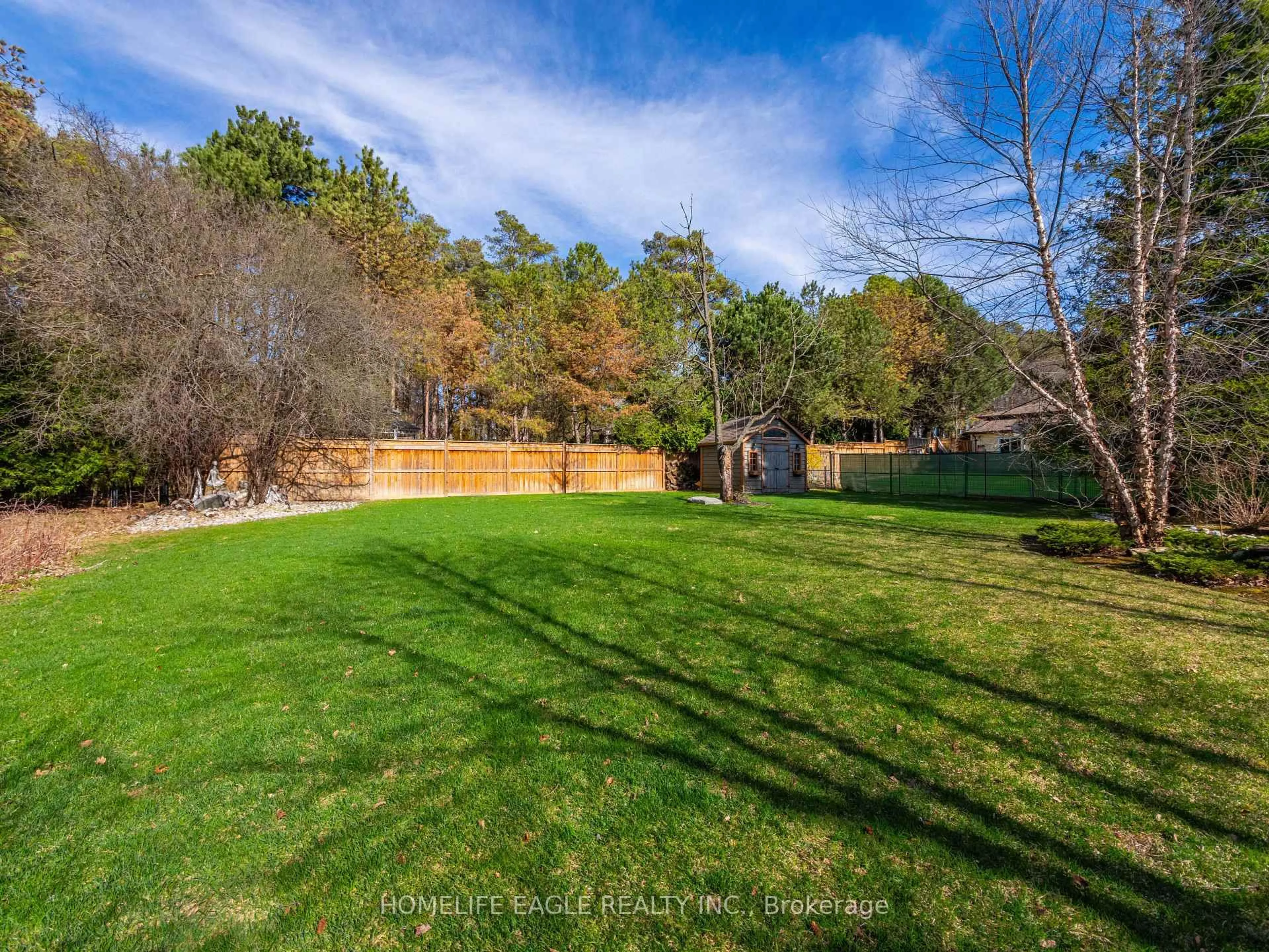 A pic from outside/outdoor area/front of a property/back of a property/a pic from drone, forest/trees view for 45 Cynthia Cres, Richmond Hill Ontario L4E 2R1