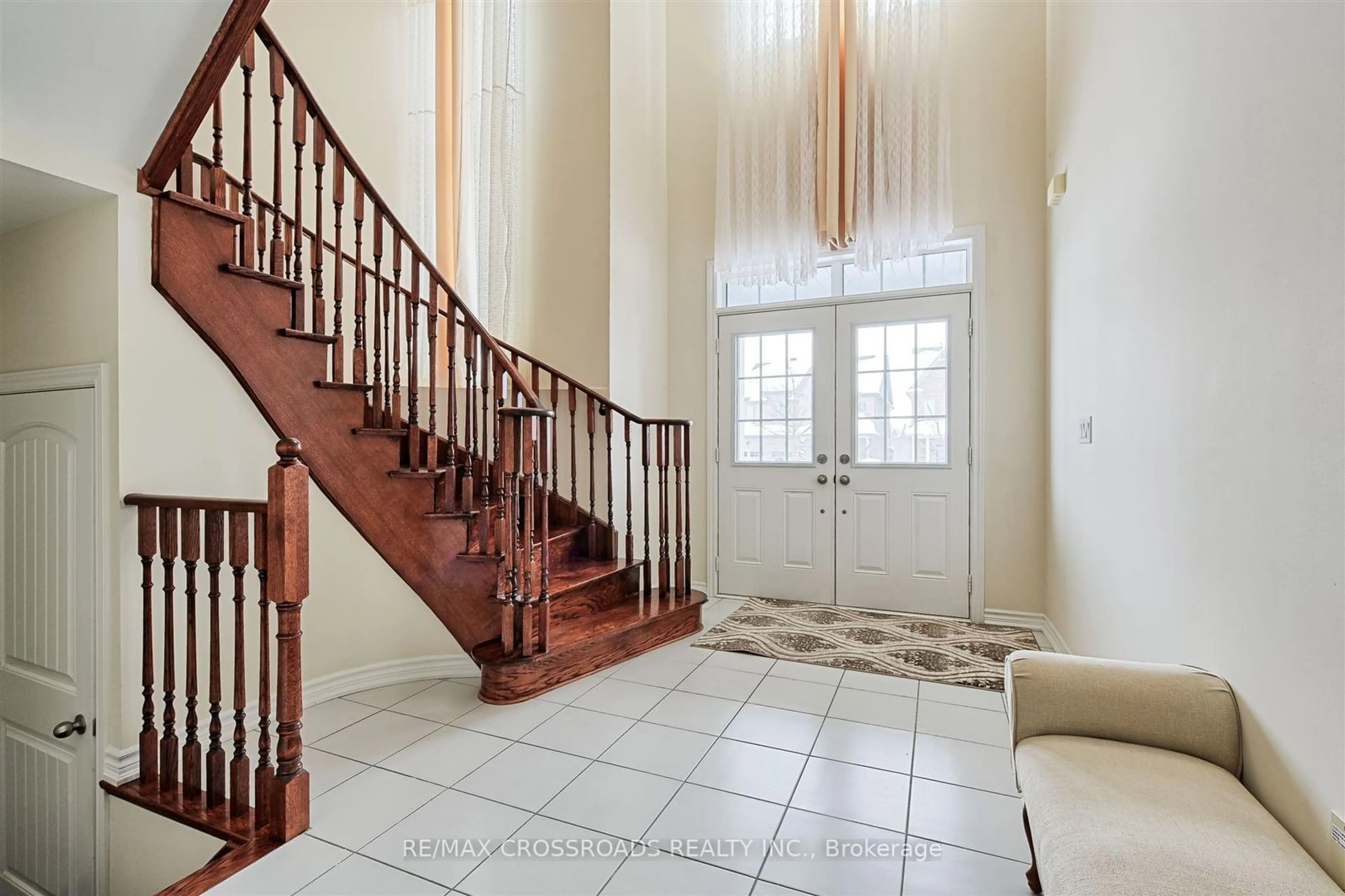 Indoor foyer for 144 Gold Park Gate, Essa Ontario L3W 0B4