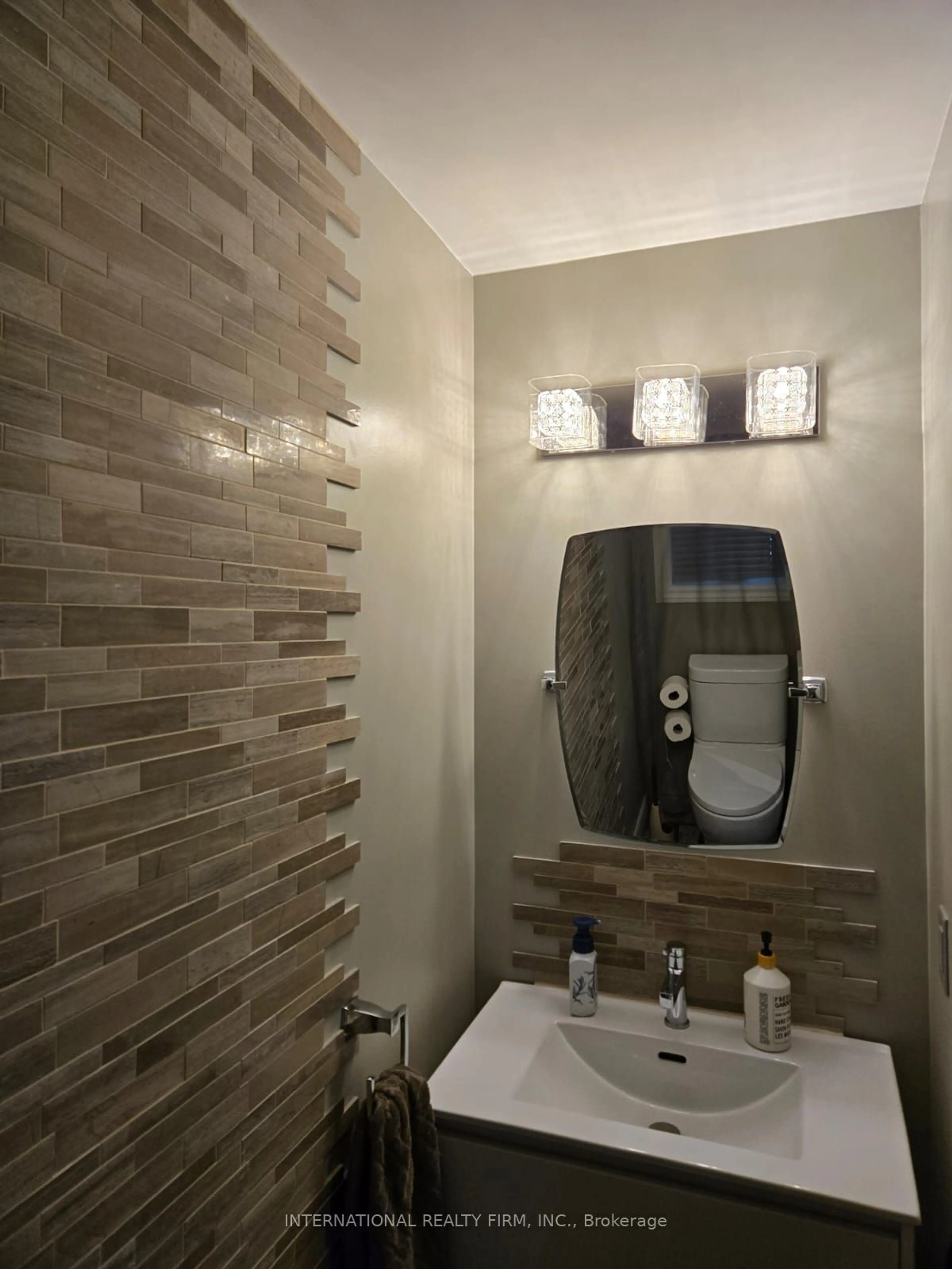 Contemporary bathroom, ceramic/tile floor for 3 Cape Breton Crt, Richmond Hill Ontario L4E 3W4