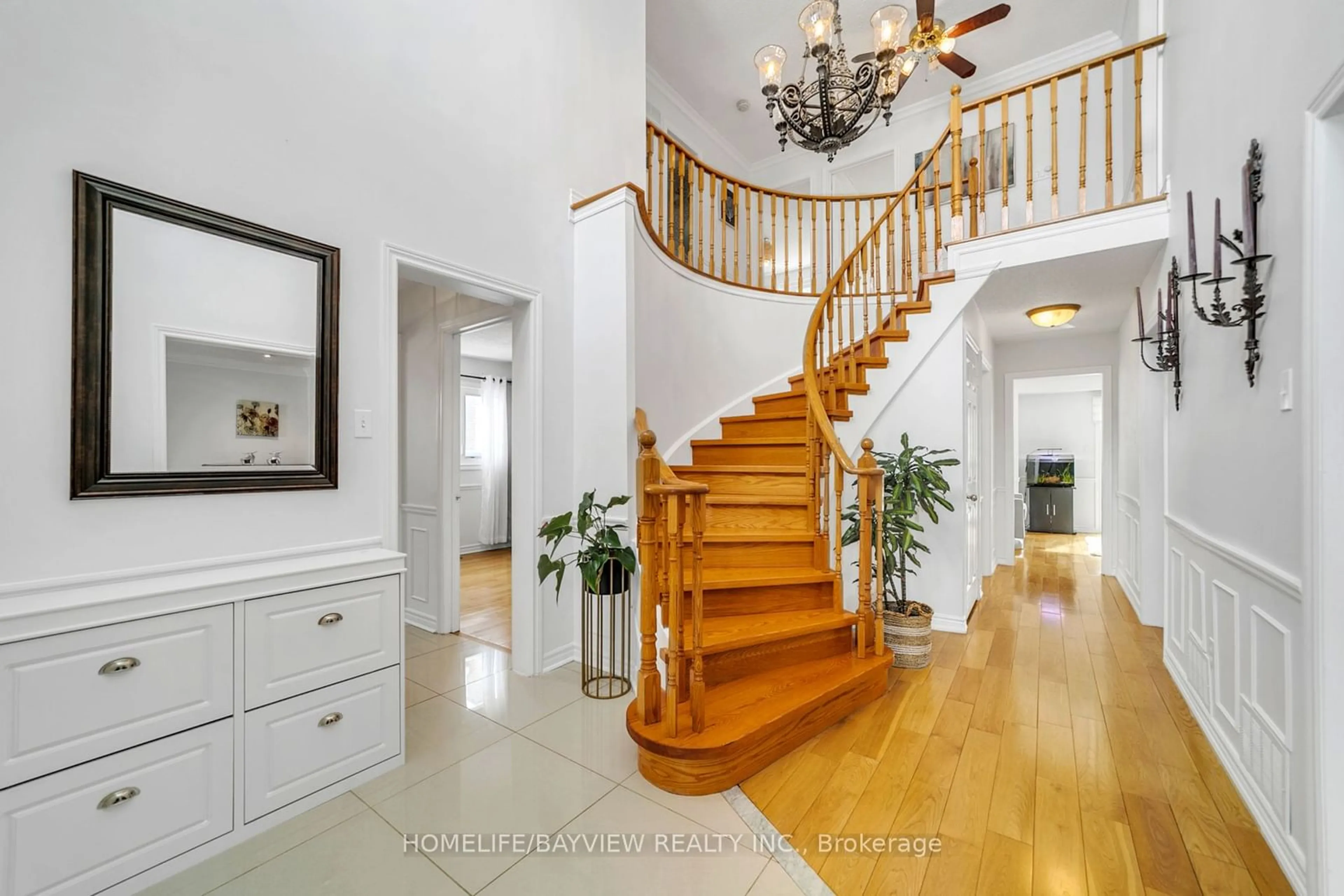 Indoor foyer for 256 Elman Cres, Newmarket Ontario L3Y 7X4