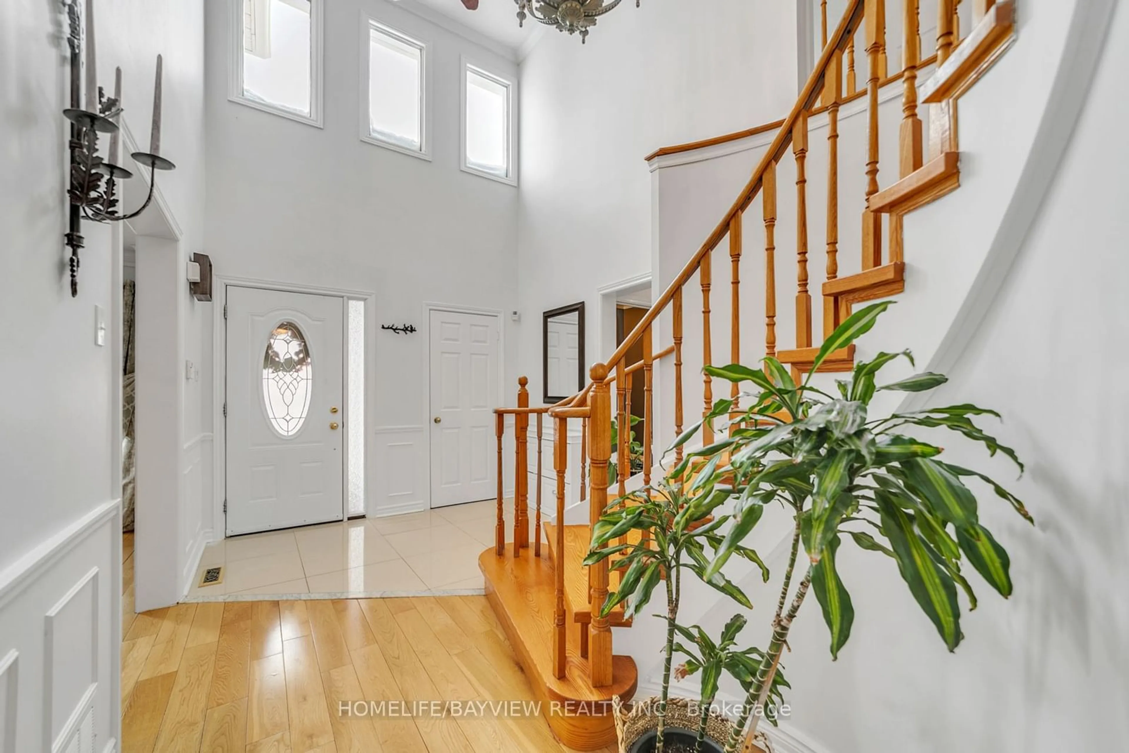 Indoor foyer for 256 Elman Cres, Newmarket Ontario L3Y 7X4