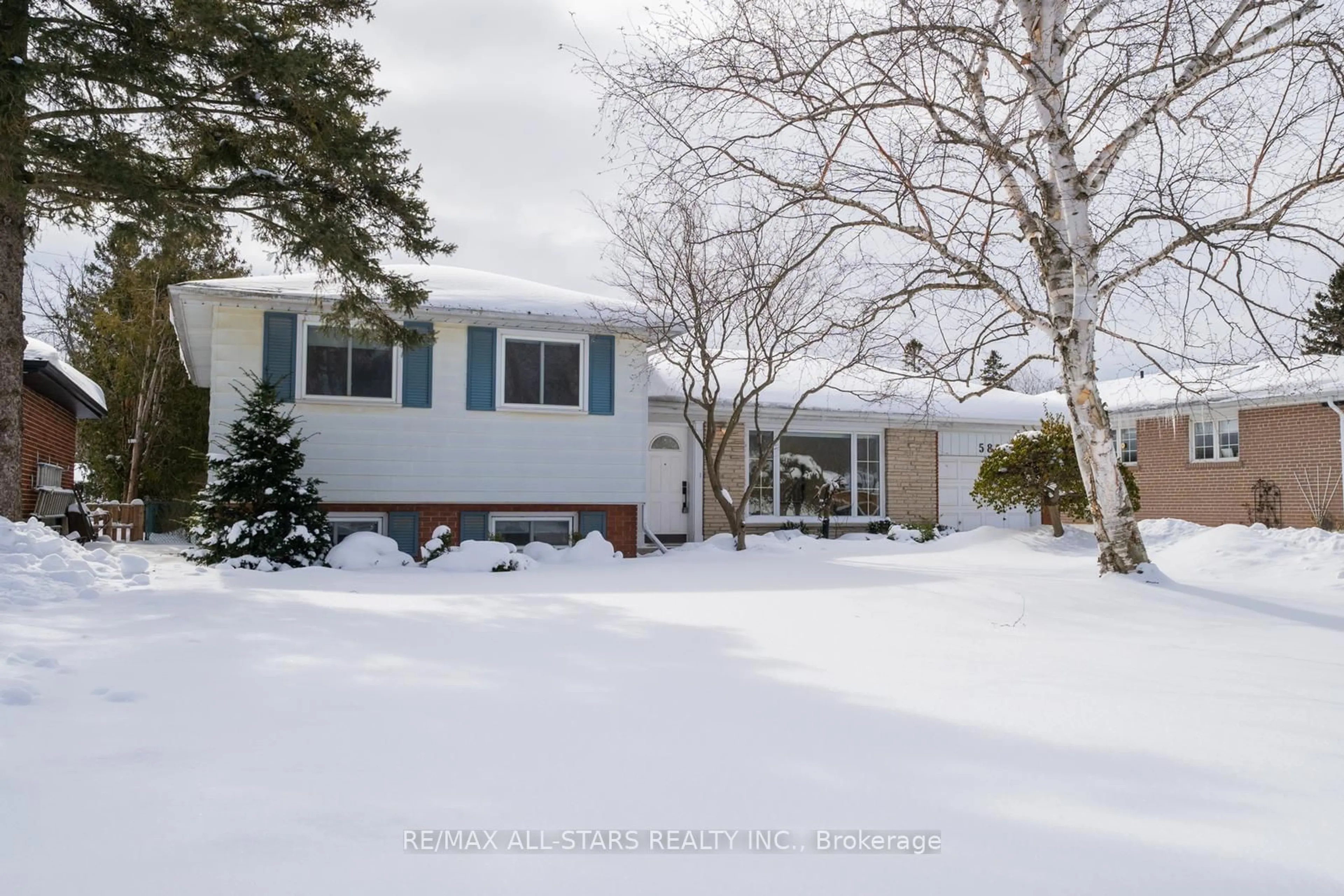 A pic from outside/outdoor area/front of a property/back of a property/a pic from drone, street for 584 Maystone Crt, Whitchurch-Stouffville Ontario L4A 1W5